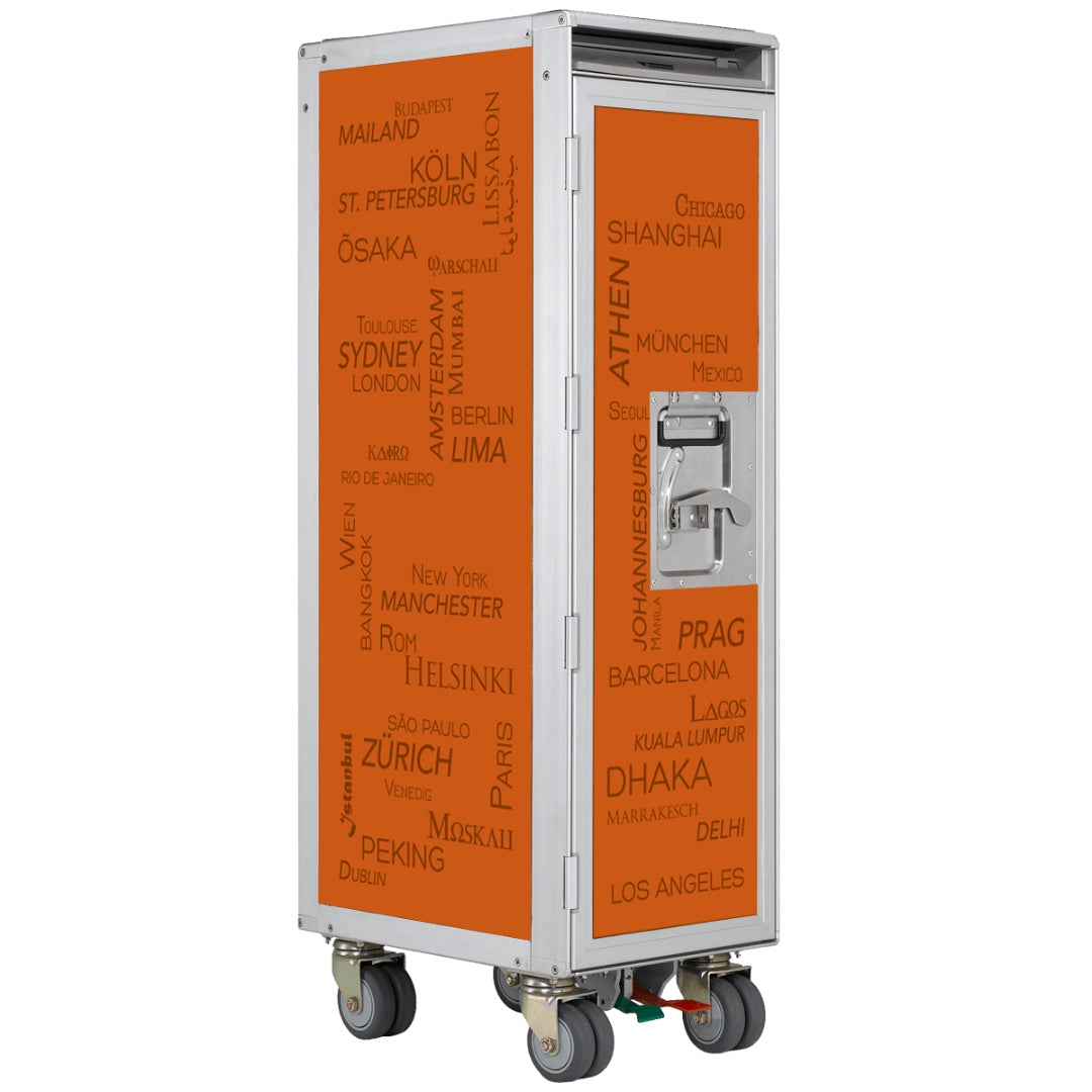 Moderner Skypak Airline Trolley mit orangefarbenen Paneelen und Städtenamen, auf robusten Rollen.
