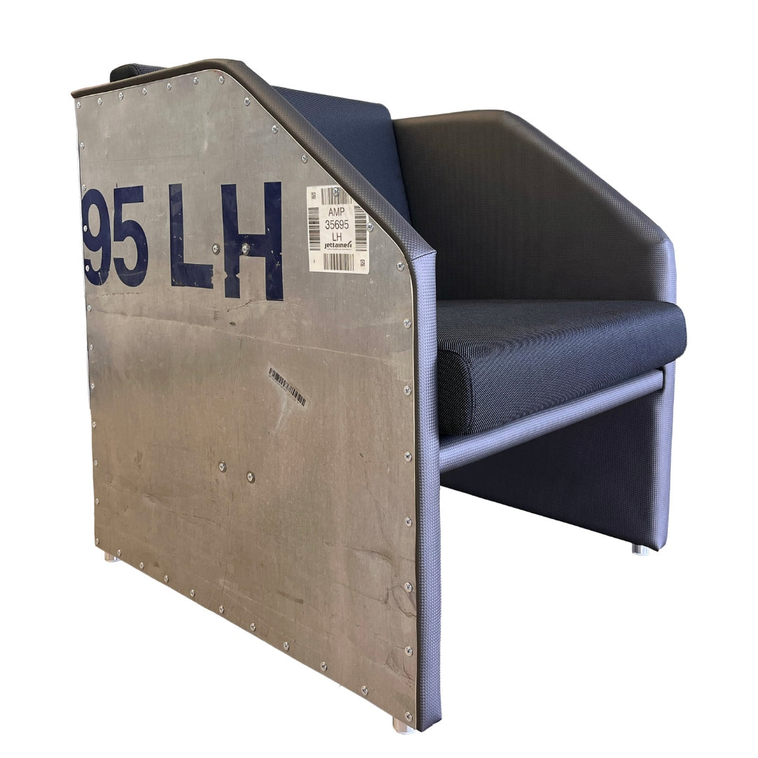 Stilvoller Stuhl mit Metallseitenteil und Aufschrift 95 LH, dunkelblaues strukturiertes Polster