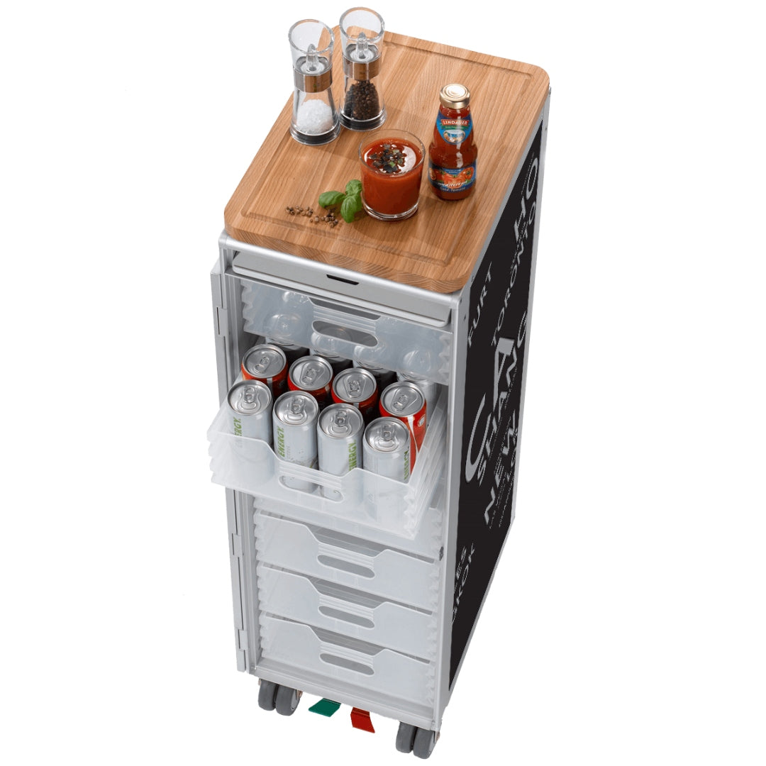 Multifunktionaler Trolley mit Schneidebrett, Tomatensaft, Tomatensauce und Gewürzmühlen.