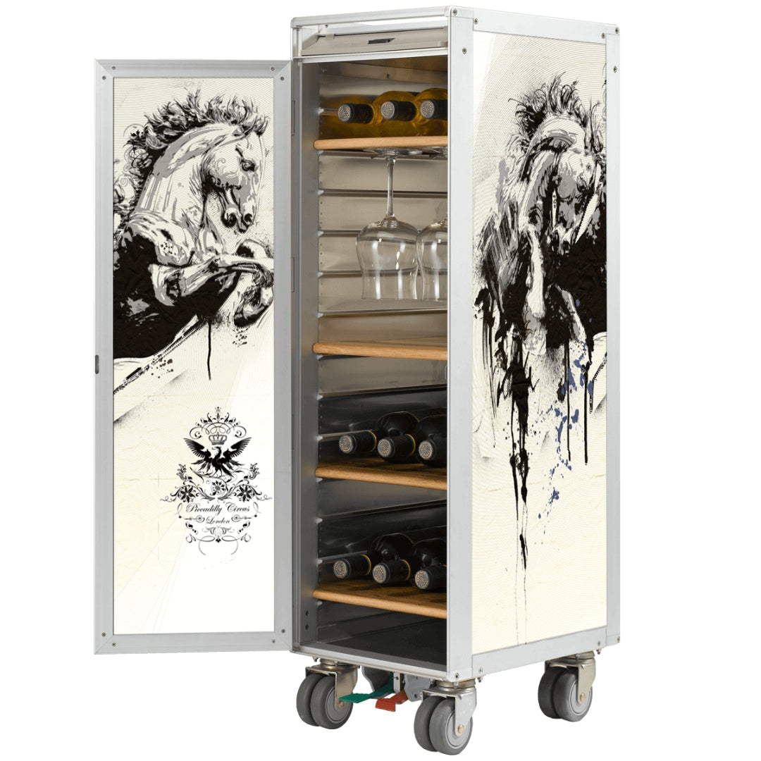 Metallschrank mit Weinflaschen, Gläsern und offenen Türen vor schwarz-weißer Pferdemalerei.