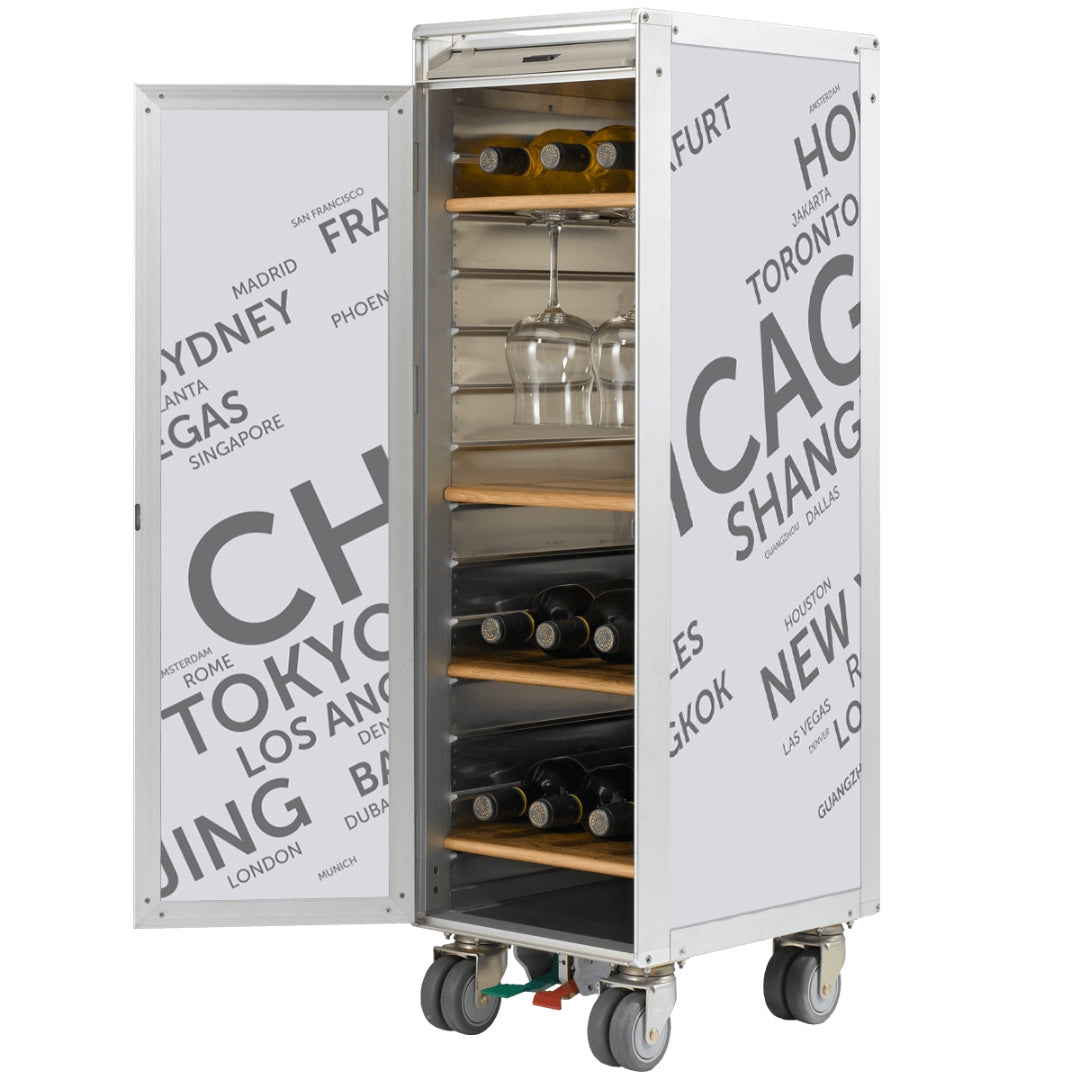 Eleganter weißer Weinschrank auf Rollen, zeigt Weinflaschen und hängende Gläser, bedruckt mit Städtenamen.