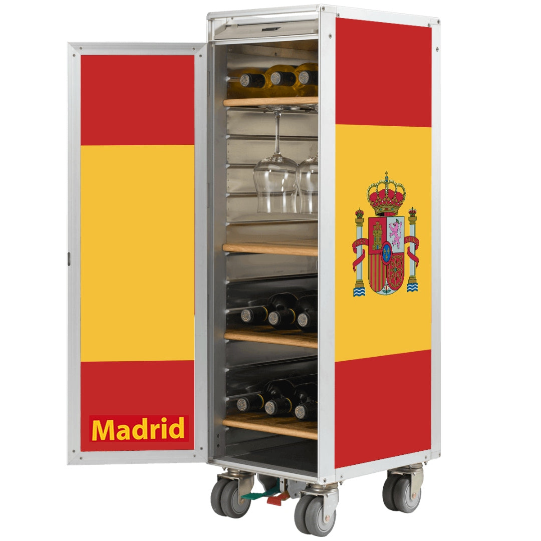 Weinschrank auf Rollen in spanischen Farben mit Madrid-Schriftzug, gefüllt mit Weinflaschen