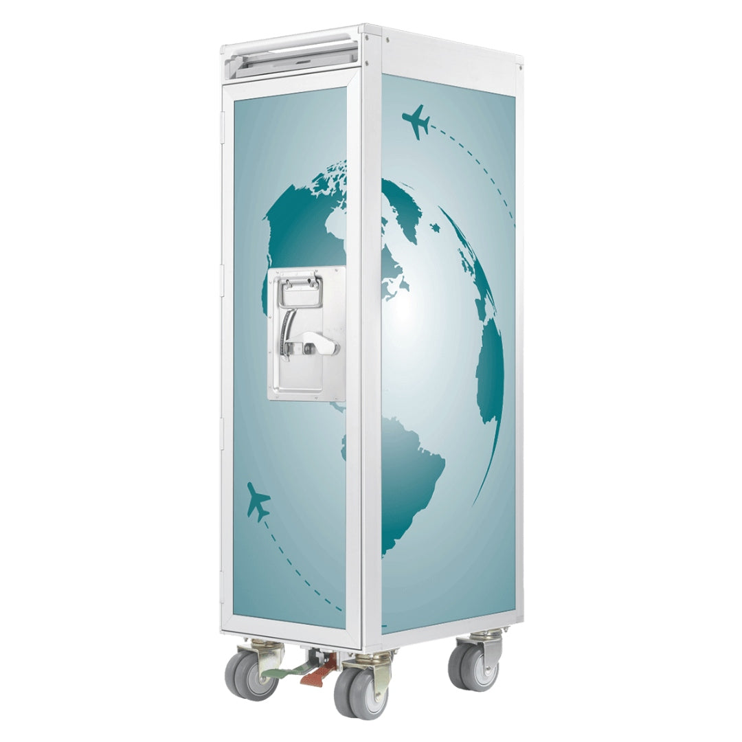 Weißer Airline-Trolley mit Metallverschluss, Rollen mit Bremsen und blau-weißem Weltkartenmotiv.