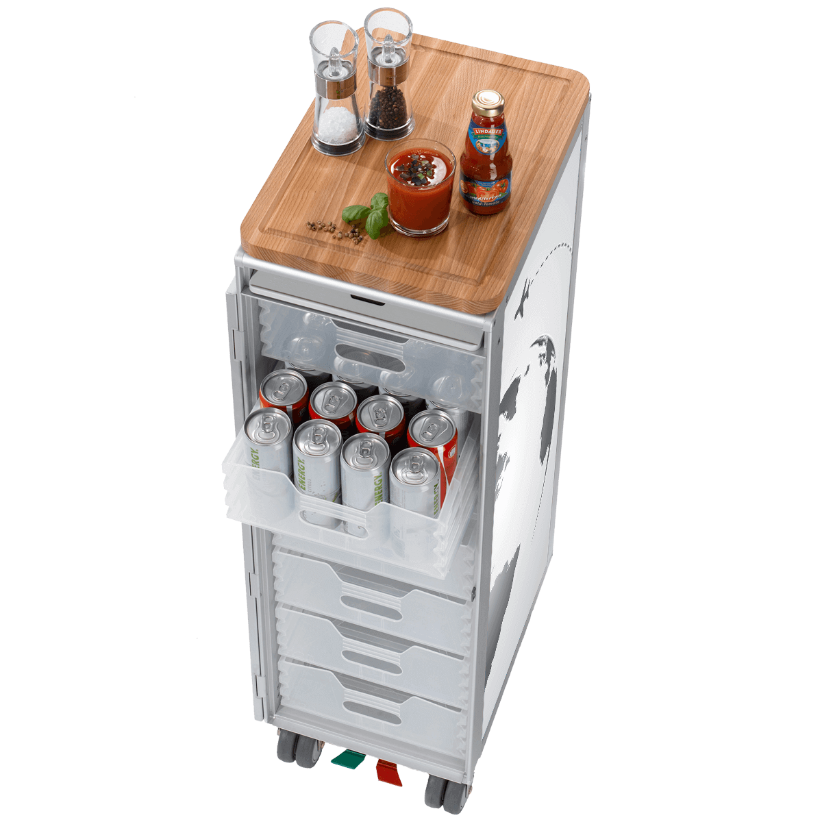 Weißer Küchenwagen mit Getränkedosen, Holzbrett mit Gewürzen und LINDAUER Tomatensauce.