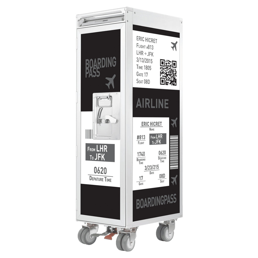 Weißer Metallkoffer auf vier Rollen im Design eines Boardingpasses mit Flugdaten und QR-Code