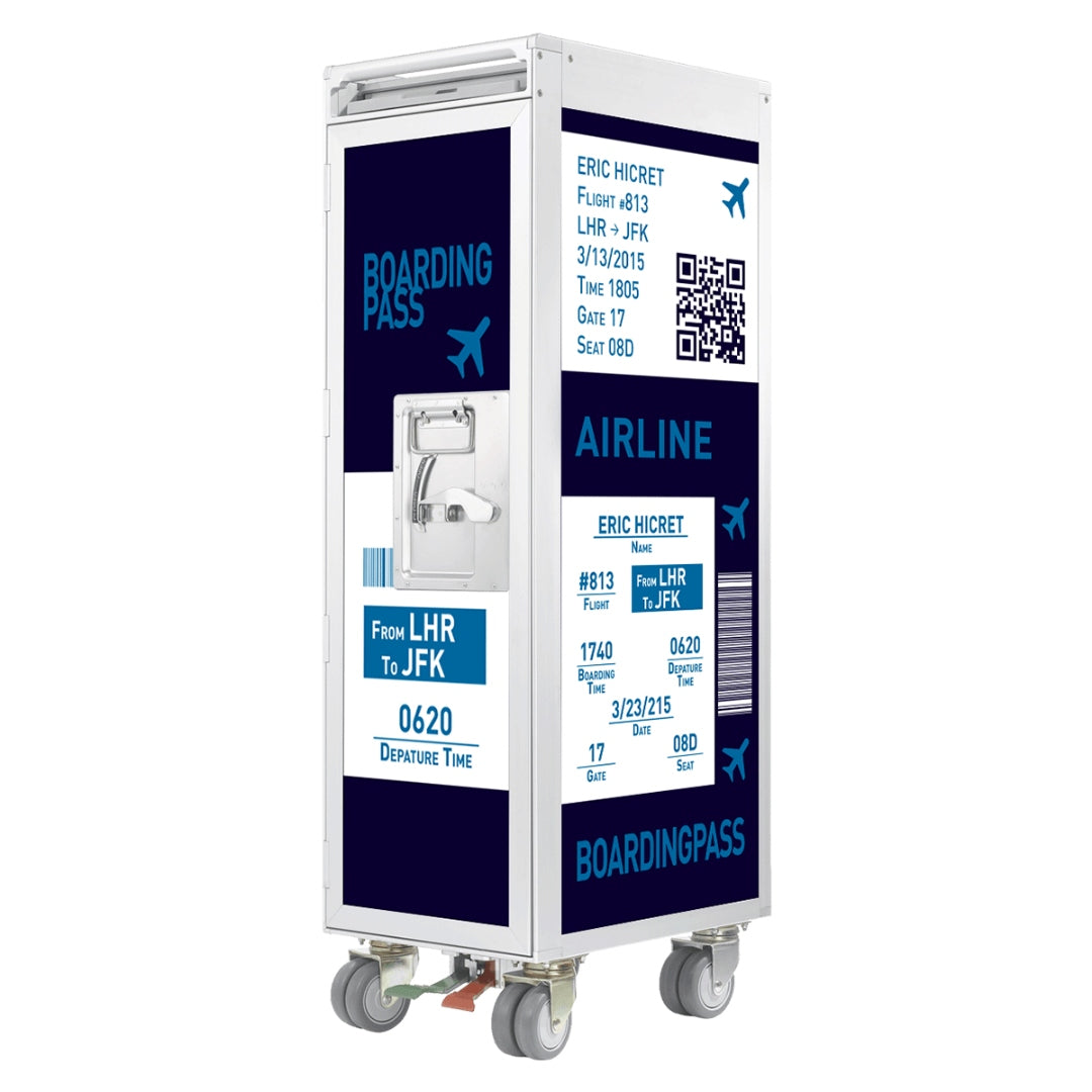 Weißer Metalltrolley mit blauen Panels, gestaltet wie ein Boardingpass, mit Flugdetails von LHR nach JFK.
