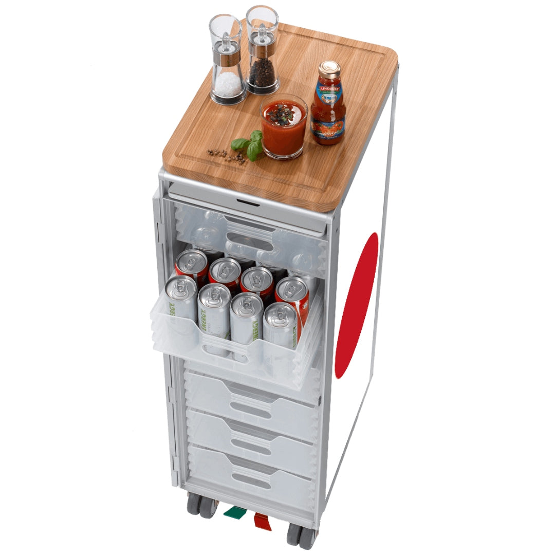 Moderner weißer Aufbewahrungstrolley auf Rädern mit Holzablage, Gewürzgläsern, Getränkeflaschen und offenen Schubladen.