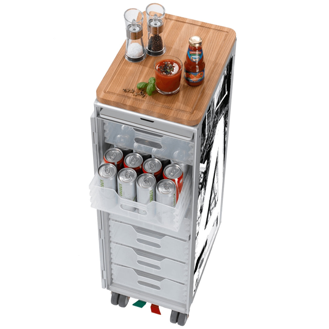 Moderner weißer Vorratswagen mit transparenten Schubladen, Holzbrettern und Gewürzen obenauf.