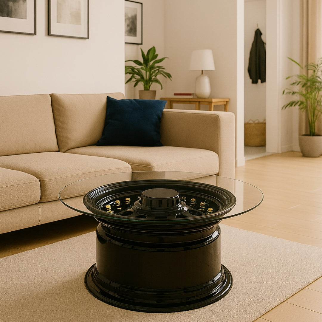 Moderner Wohnraum mit beigem Ecksofa, blauem Kissen und schwarzem rundem Couchtisch aus Metall und Glas auf hellem Holzboden.