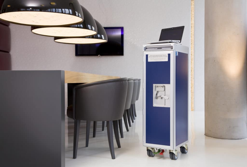 Flugzeugtrolley im Konferenzraum als Präsentationsmöbelstück