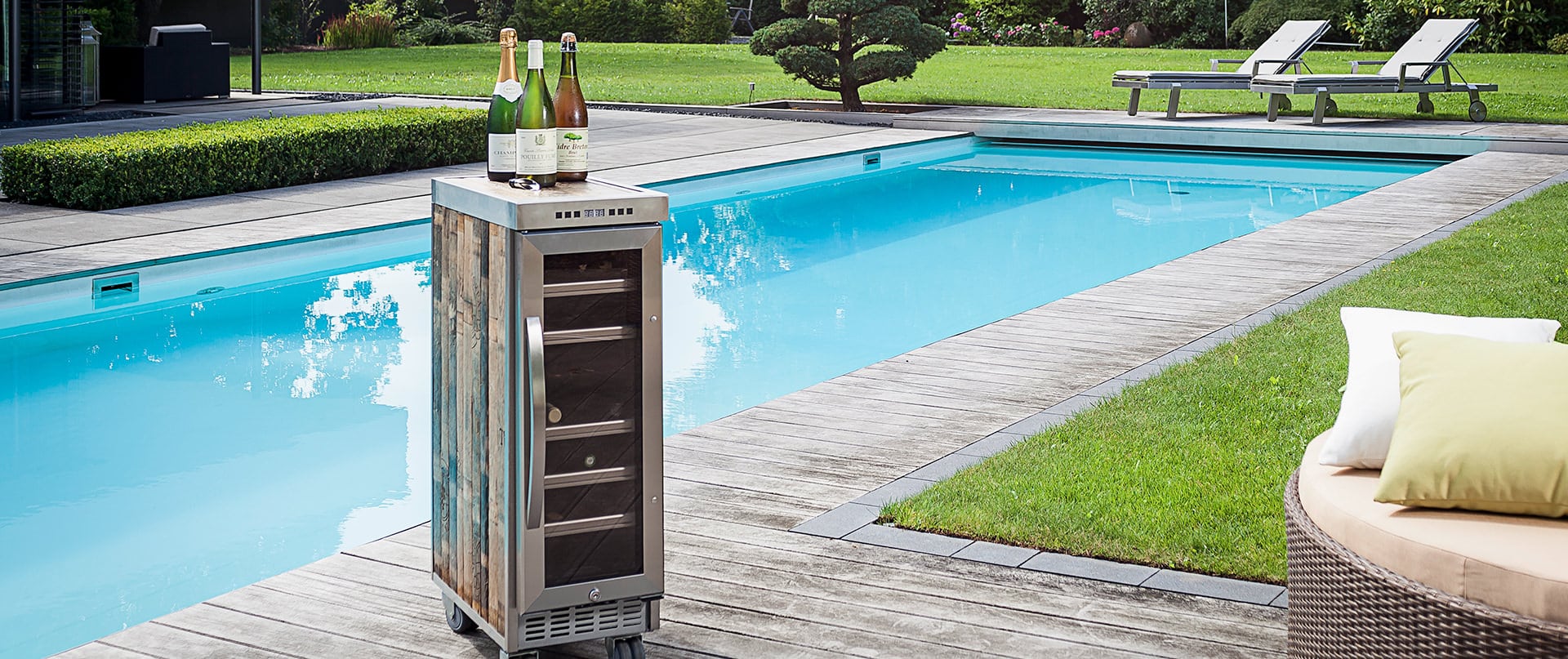 Einen Weinkühler als Poolbar nutzen