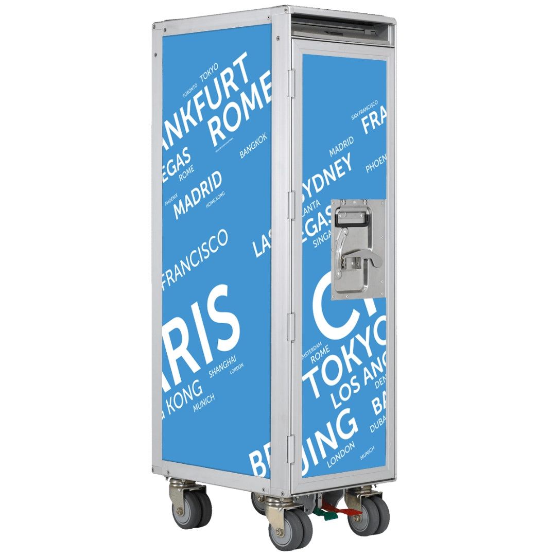 Metallener Airline-Trolley mit blauen Paneelen und Städtenamen wie Frankfurt und Tokyo.