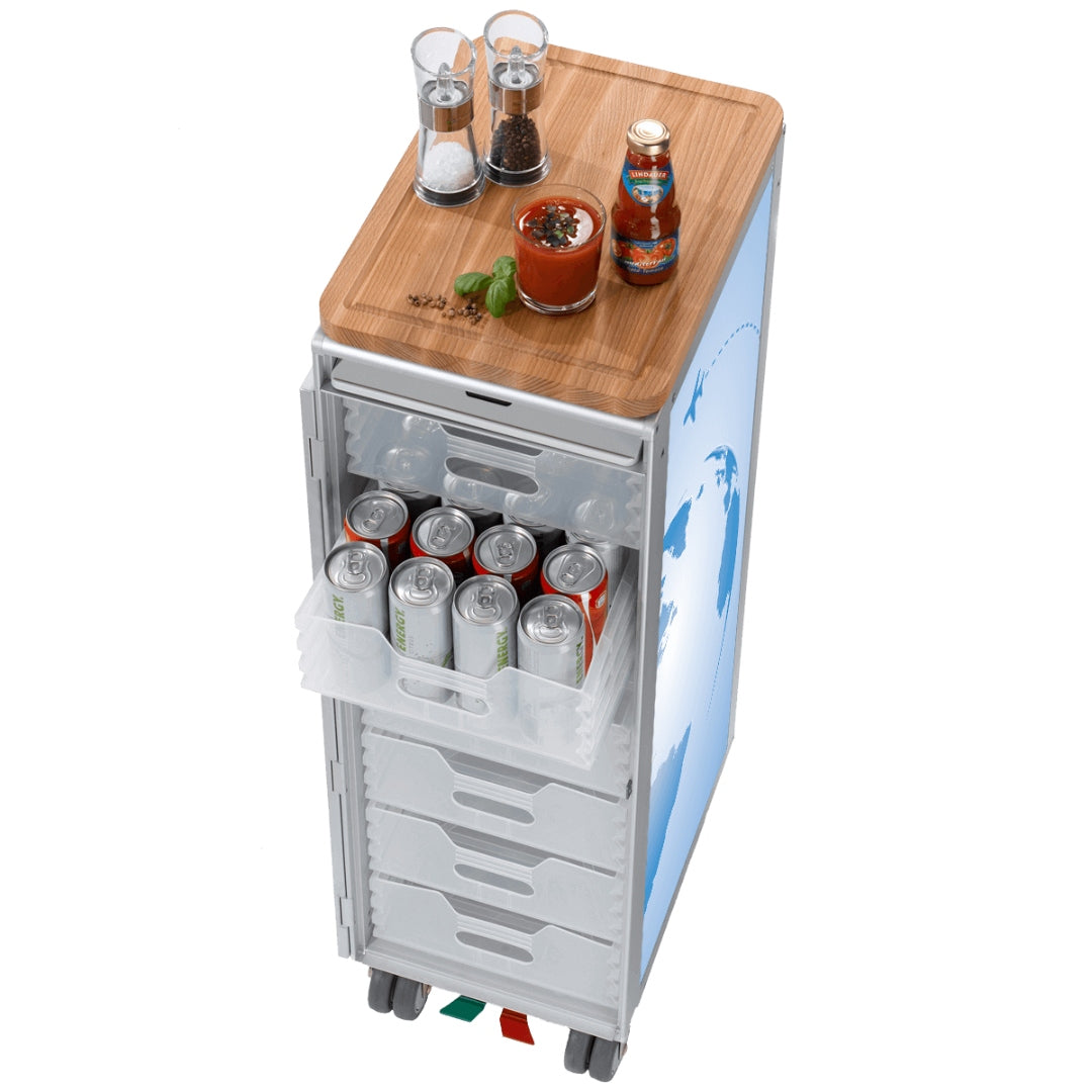 Schmaler Airline-Trolley mit Holzoberfläche und Getränken in Kunststoffschubladen.