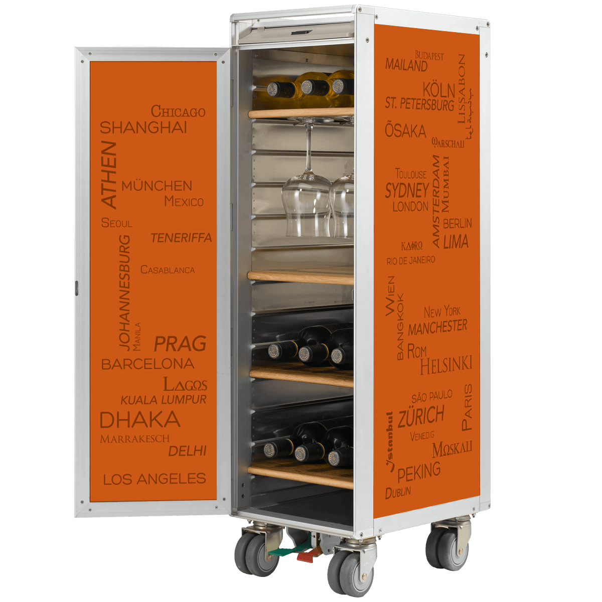 Moderner Edelstahl-Weinkühlschrank mit geöffneter Tür, gefüllt mit Weinflaschen und hängenden Gläsern.