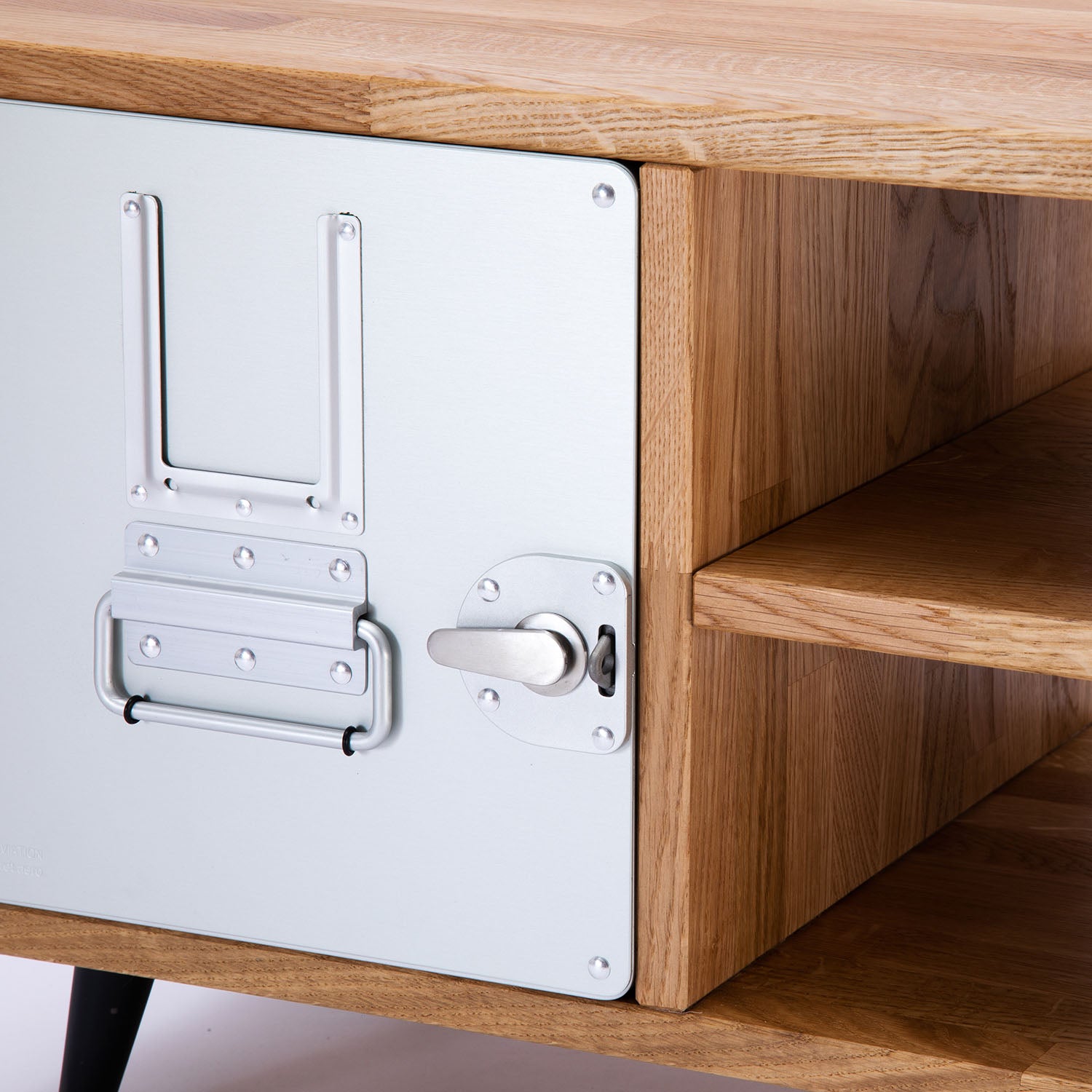 Eleganter Holzschrank mit Metalltür und AVIATION PRODUCTS LTD Schriftzug