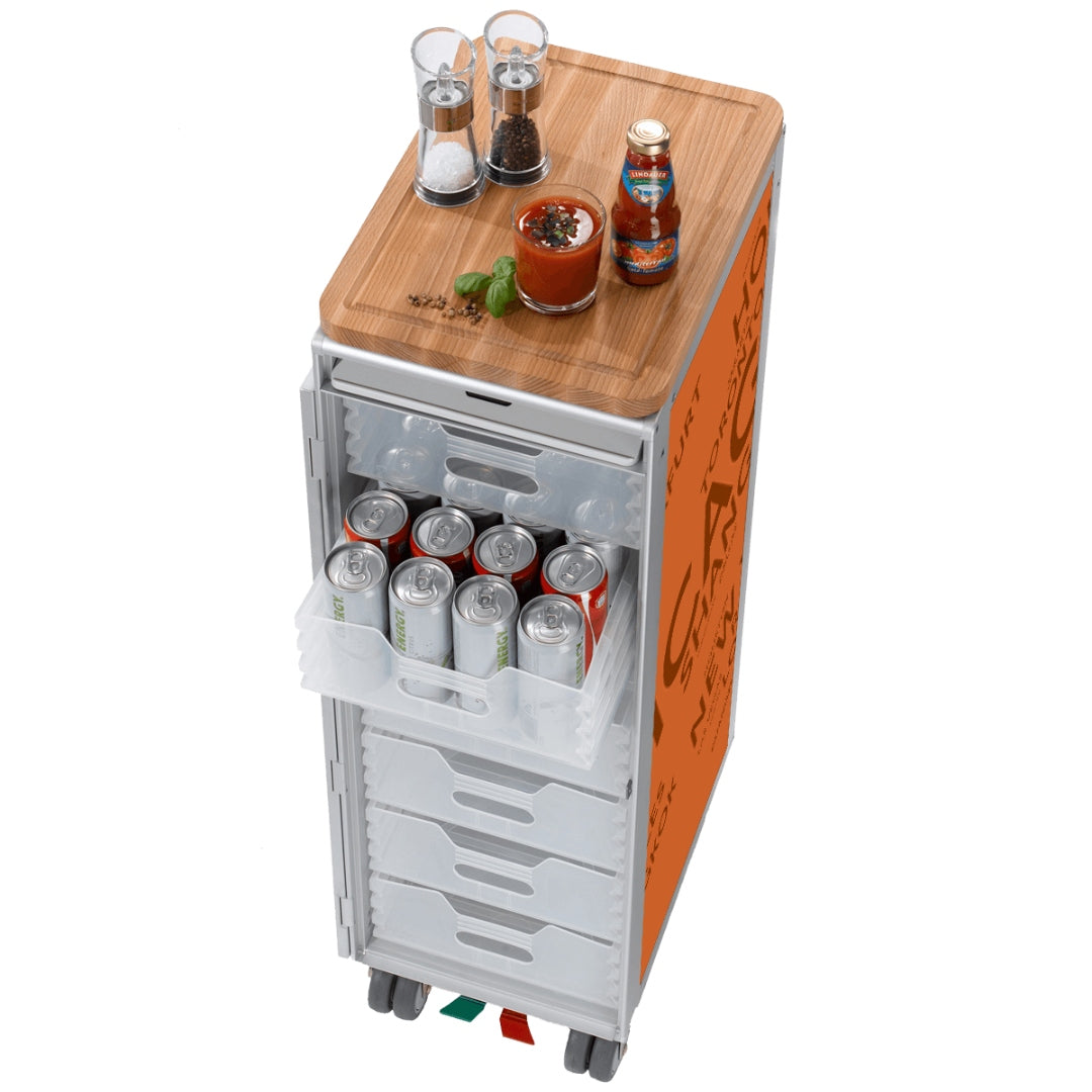 Moderner fahrbarer Lagerwagen aus Flugzeugteilen mit orangefarbenem Seitenteil, Holzplatte und ENERGY Dosen.