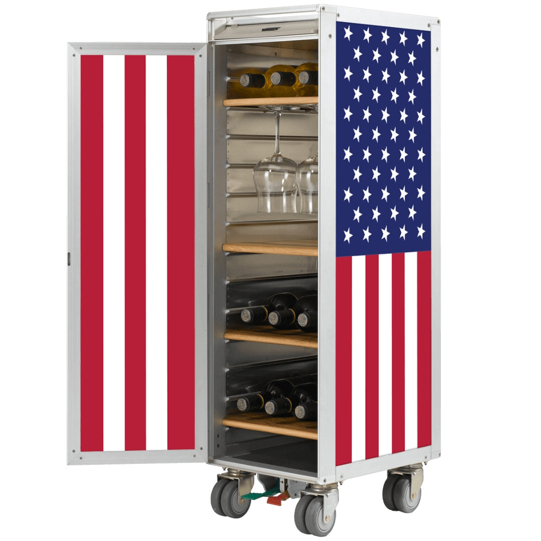 Moderner Getränkekühler in amerikanischer Flaggenoptik mit Holzregalen und Glashängern auf Rollen.