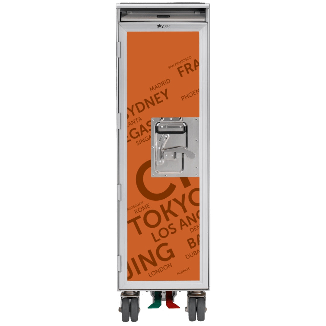 Hoher Metalltrolley mit oranger Frontplatte und Weltstadt-Namen, auf Rollen mit Farbpedalen.