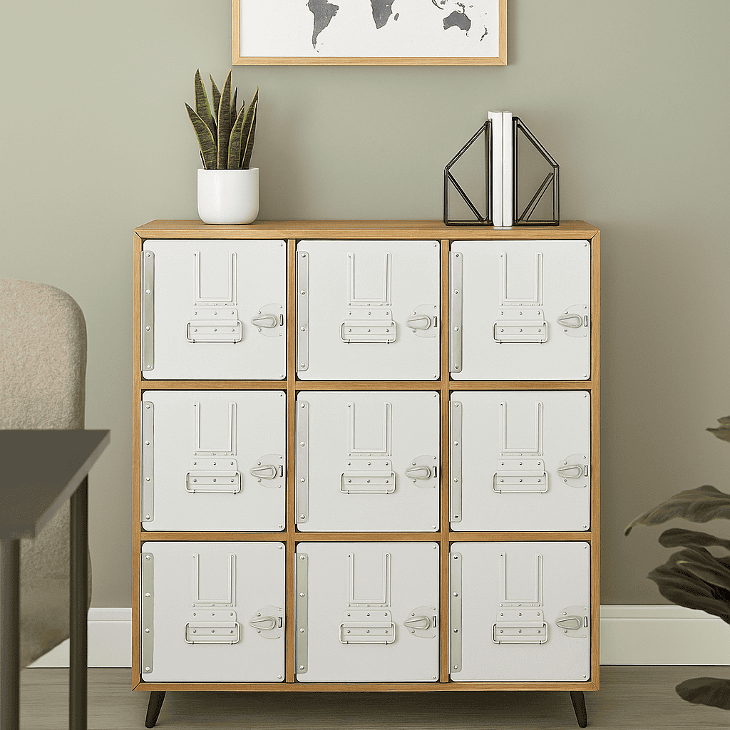 Holzschrank mit neun weißen Metall-Lockertüren, dekoriert mit Pflanze und Büchern, minimalistische Einrichtung.