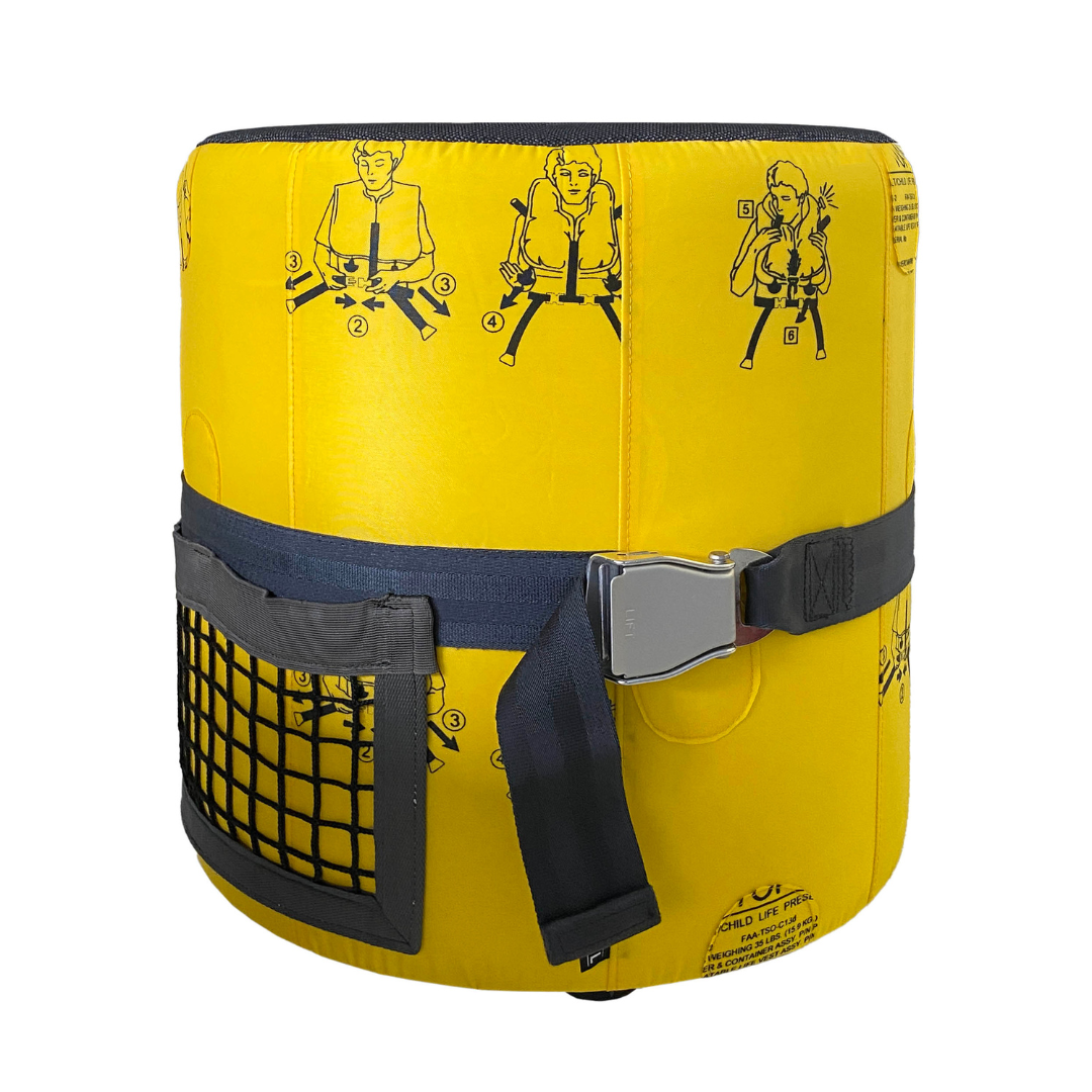 Gelbes zylindrisches Kindersicherheitsgerät mit schwarzen Gurten und Metallverschluss, neben einer Bedienungsanleitung illustriert.