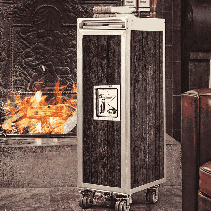 Klassisches Wohnzimmer mit Kamin, Metallschutz, Bar mit '7', zwei Bulleit Whiskey-Flaschen und Ledersesseln.