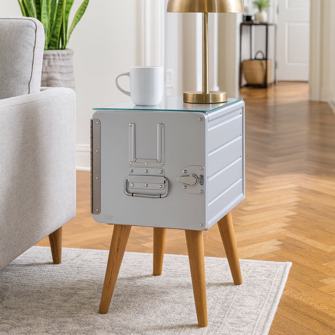 Kleiner Beistelltisch aus grauem Metall mit Holzbeinen und Glasplatte, Dekoration im Wohnzimmer.