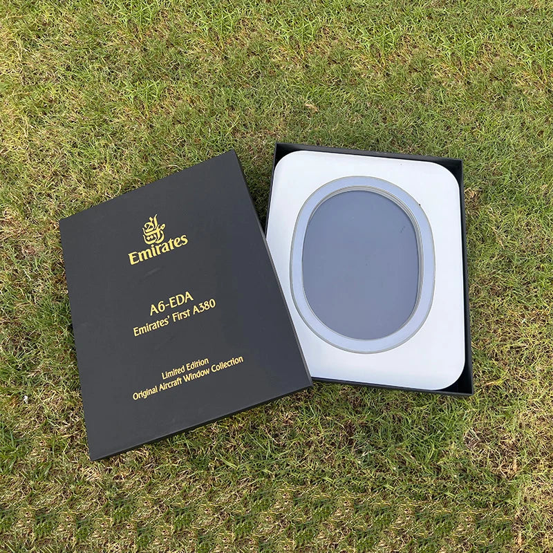 Limitierte Emirates Edition mit A380 Flugzeugfenster in schwarzem Etui auf grünem Rasen