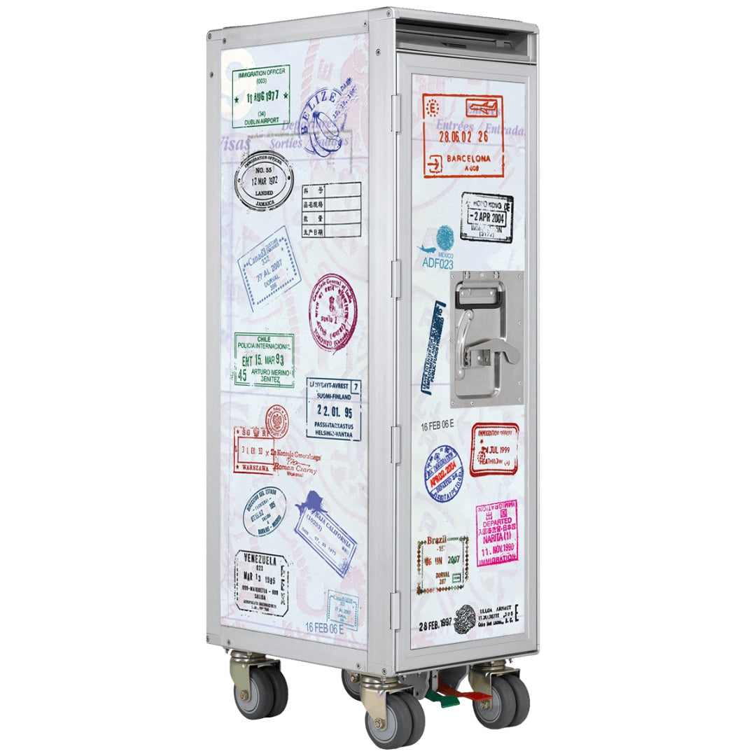Metall-Airline-Trolley mit bunten Passstempeln und Einreisemarkierungen, inspiriert von globalen Reisen
