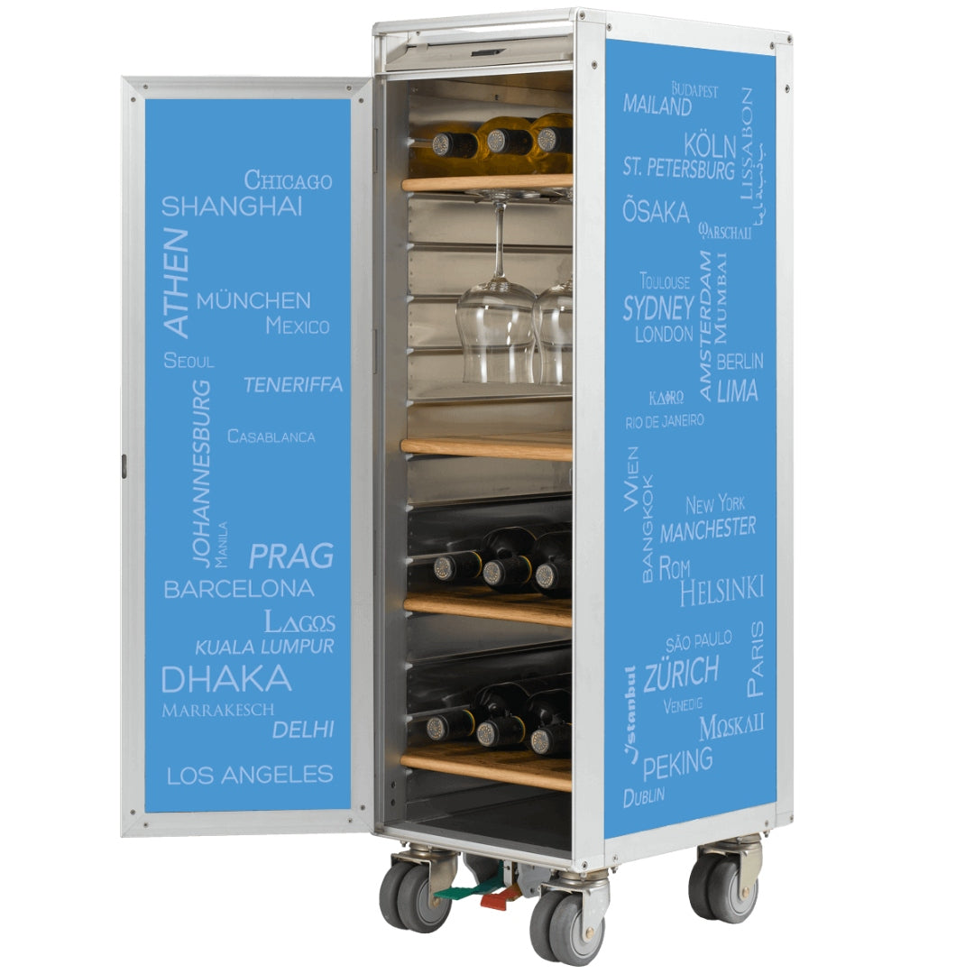 Moderner Weintrolley aus Metall mit Holzregalen, gefüllt mit Weinflaschen und hängenden Gläsern.