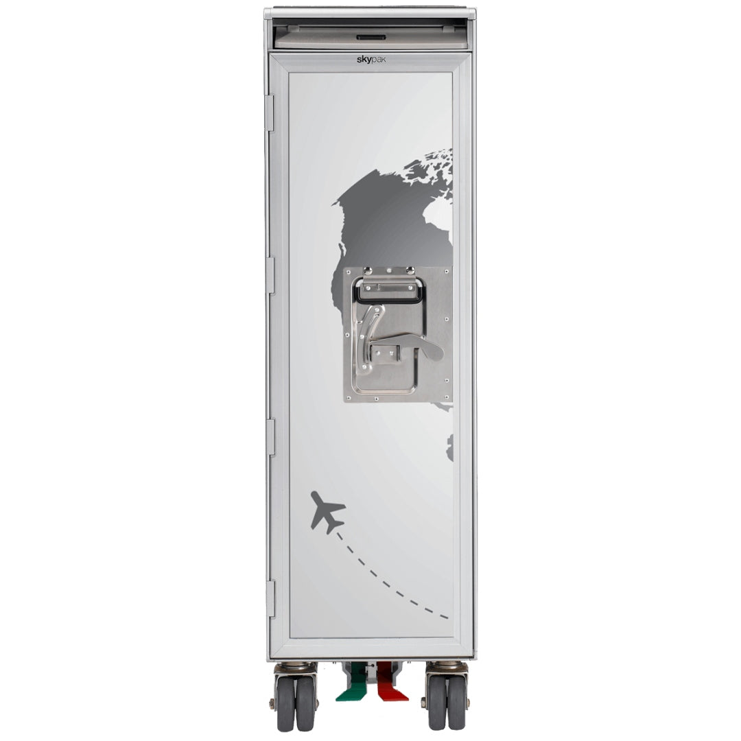 Vertikaler Metallbehälter auf schwarzen Rollen mit Weltkarte und Flugzeugsymbol auf der Tür.