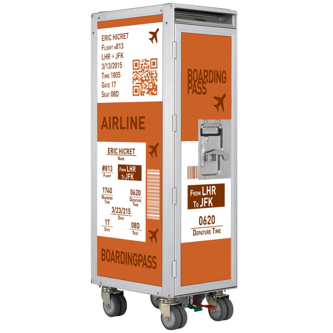 Metallischer Flugzeugservice-Trolley mit orange-weißen Boardingpass-Panels und Fluginformationen von LHR nach JFK.