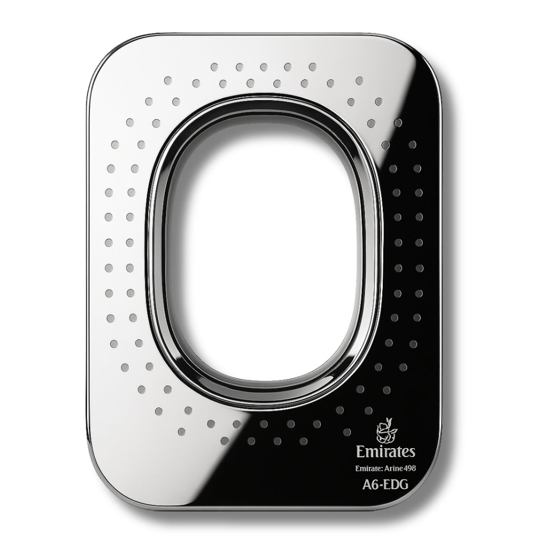 Metallplatte mit ovalem Ausschnitt und kleinen Löchern, beschriftet mit Emirates und A6-EDG