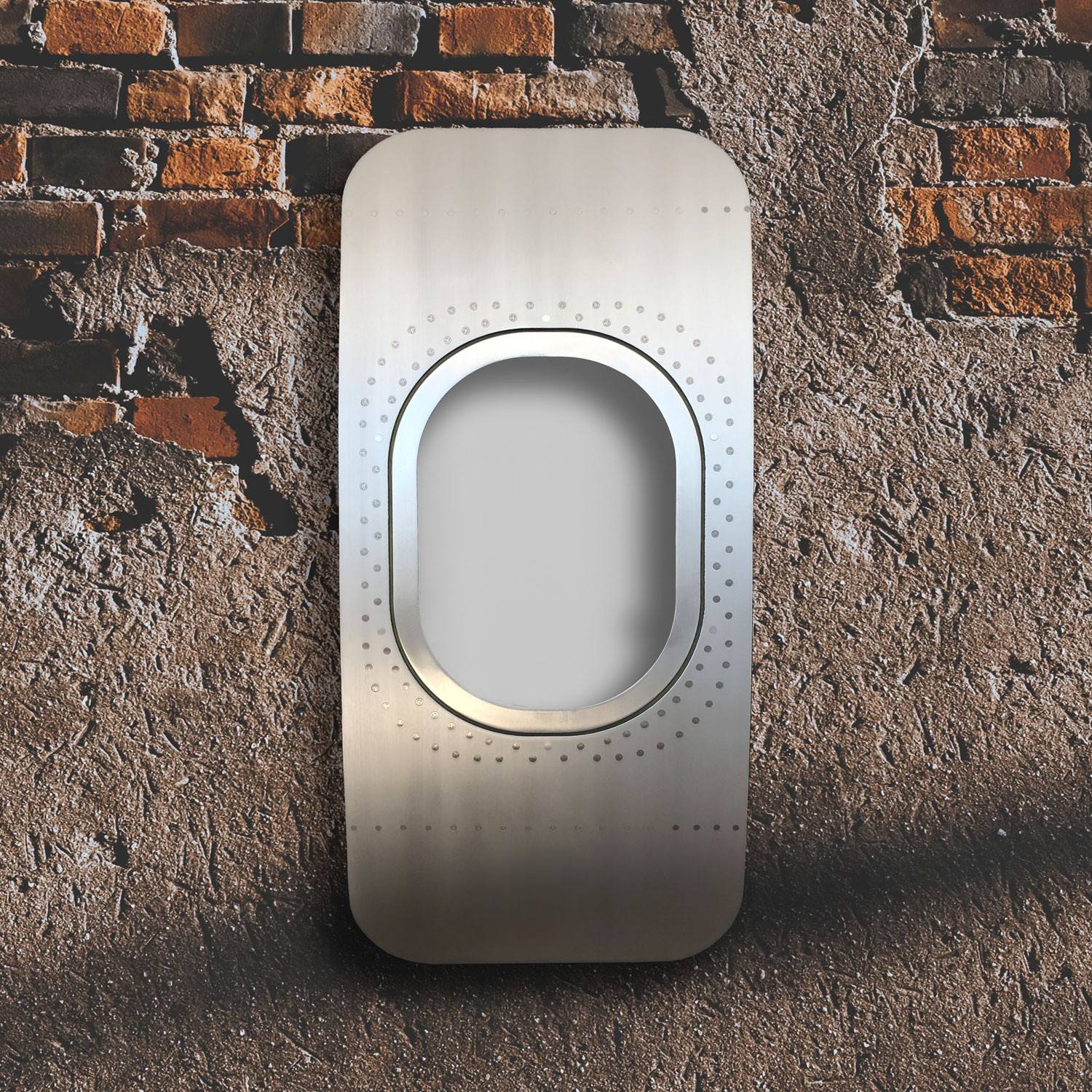 Metallplatte mit ovalem Ausschnitt und Nietenmuster an rauer Backsteinwand, industrieller Stil