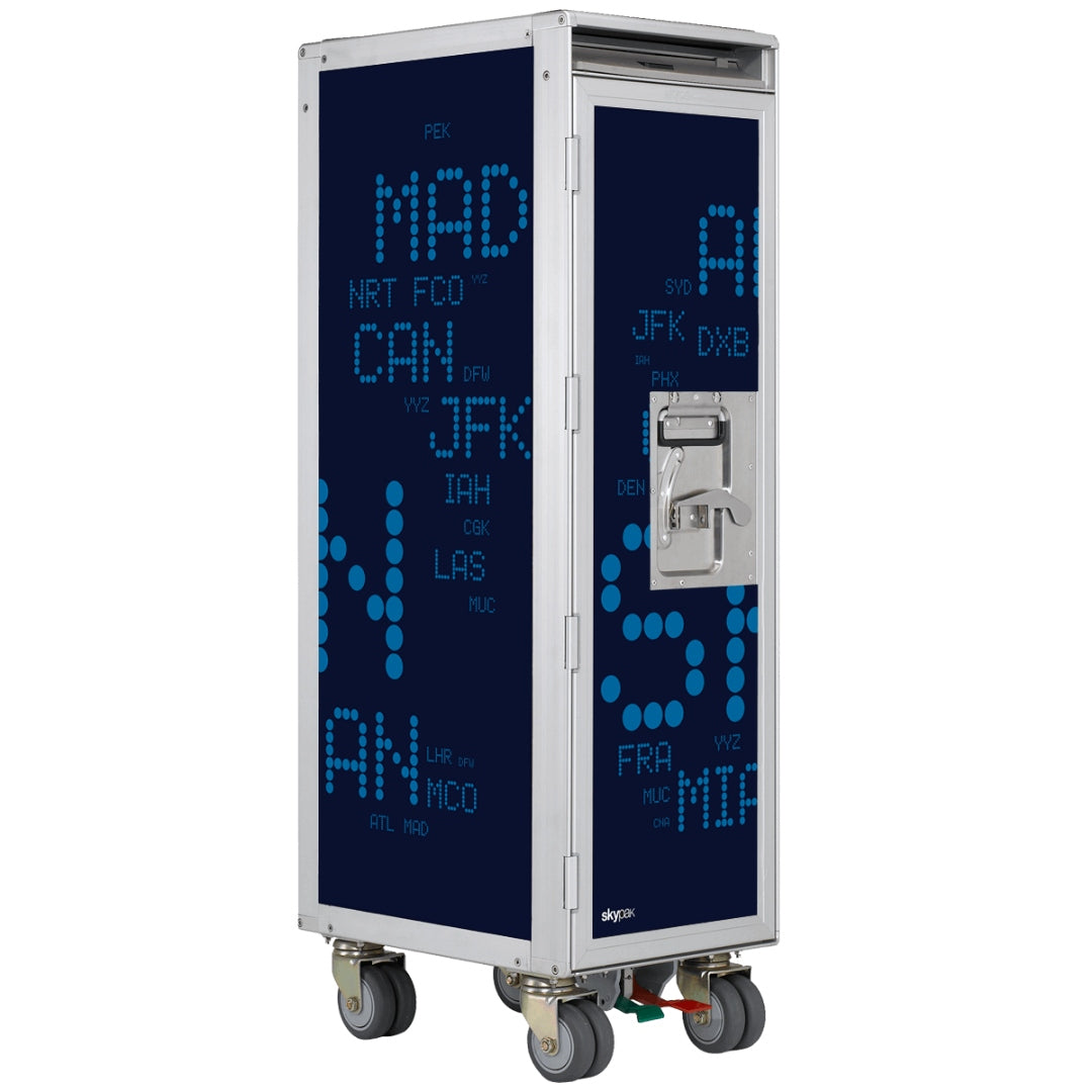 Hochrechteckiger Metall-Trolley mit dunkelblauen Paneelen und Flughafen-Codes wie MAD, JFK und SYD.