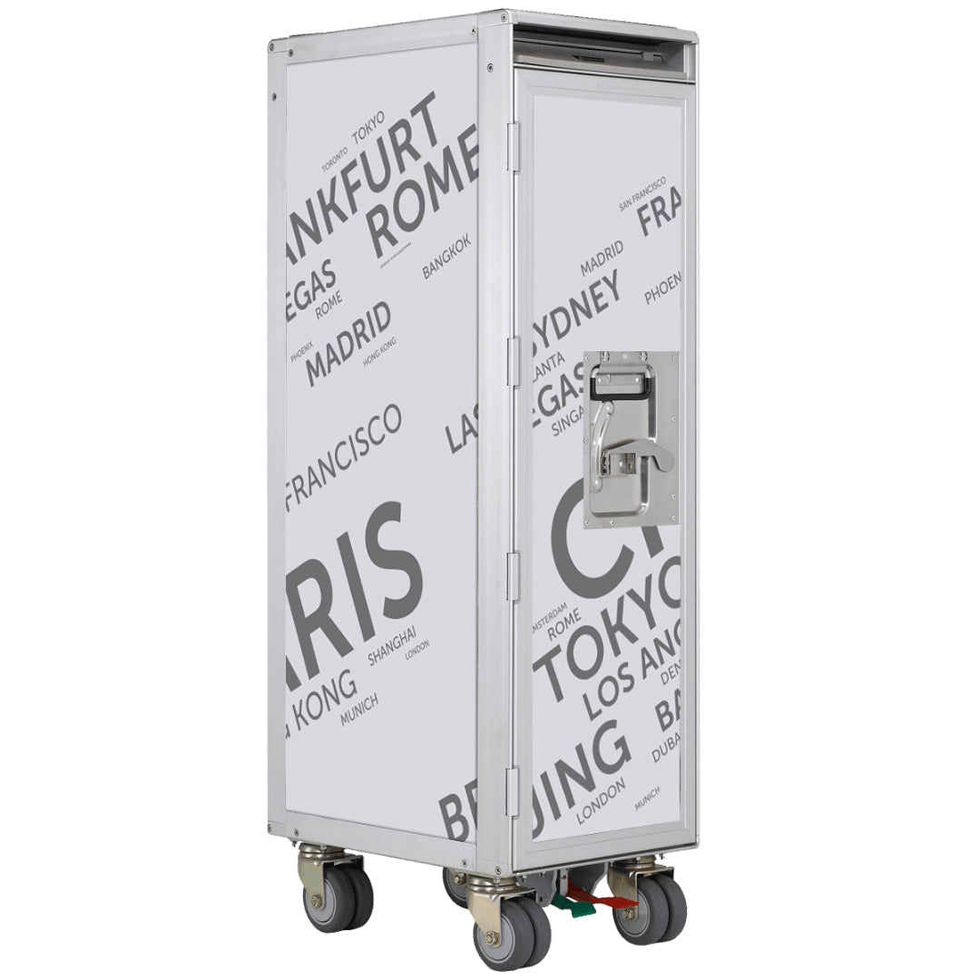 Mobiler Airline-Trolley aus Metall mit weißen Seitenpaneelen, bedruckt mit Städtenamen in Grautönen.