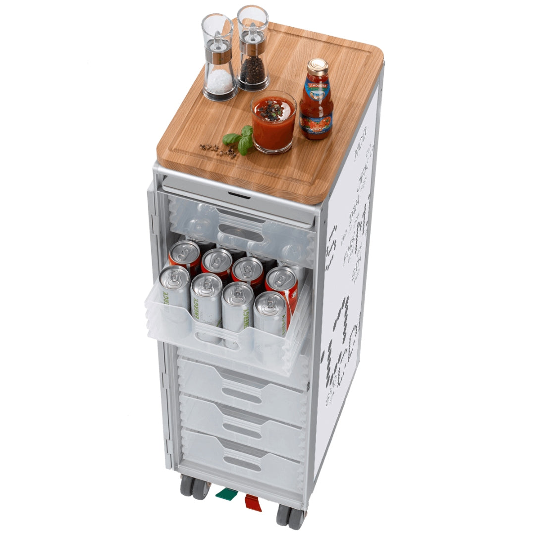 Mobiler schmaler Aufbewahrungswagen mit durchsichtigen Schubladen, gefüllt mit Sodadosen, Holzdeckel, Salz- und Pfeffermühlen