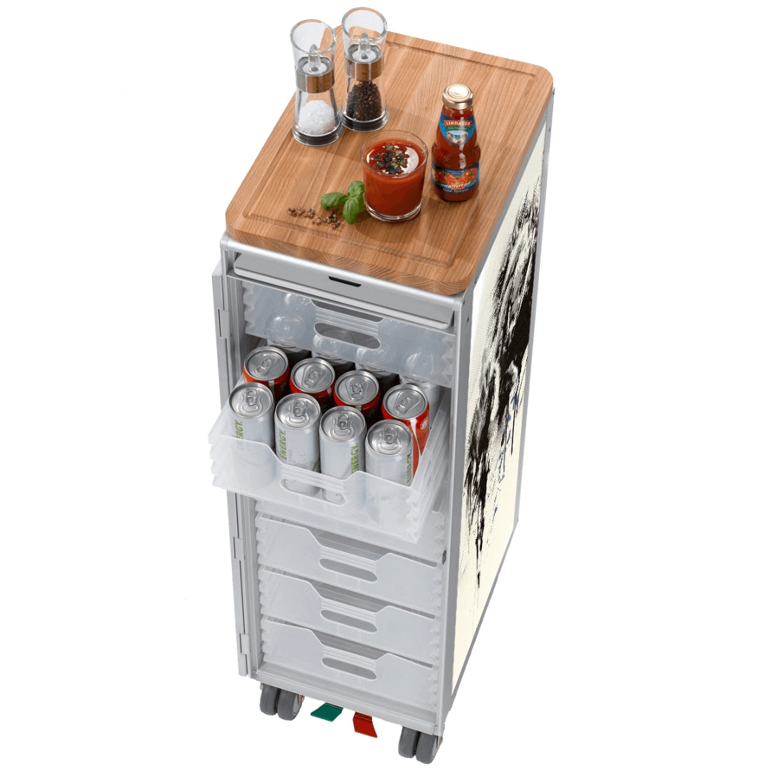 Mobiler Getränkekühlschrank mit Holzplatte und transparenten Schubladen, gefüllt mit Dosen, Gewürzstreuern und LINDauer Sauce.