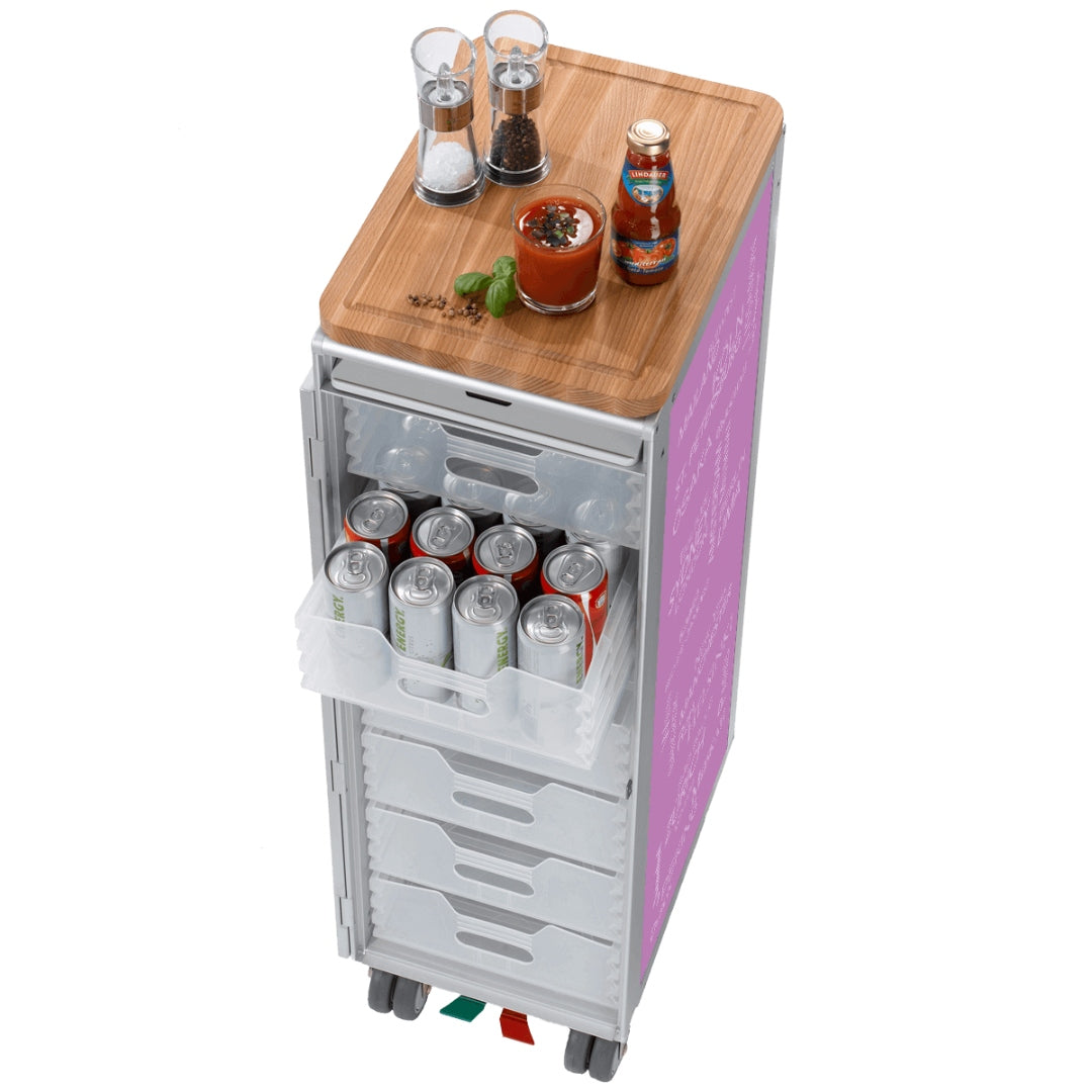Mobiler Getränketrolley mit Holzplatte, Salz- und Pfeffermühle, Tomatensaft, transparenten Schubladen und grauen Rollen.