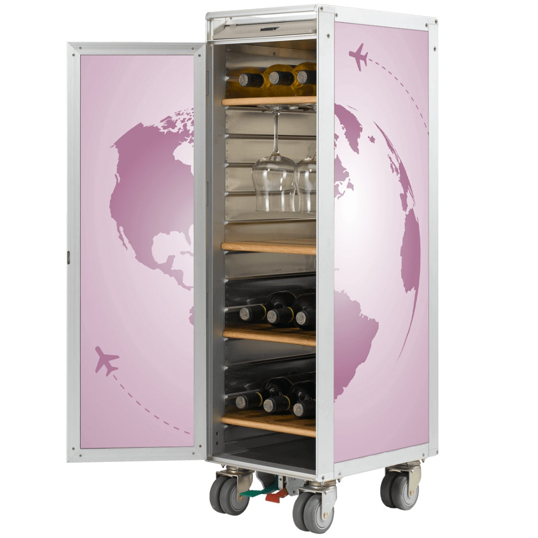 Mobiler Getränketrolley aus Metall mit Holzböden, Weinflaschen und Weingläsern, verziert mit lila Weltkugel.