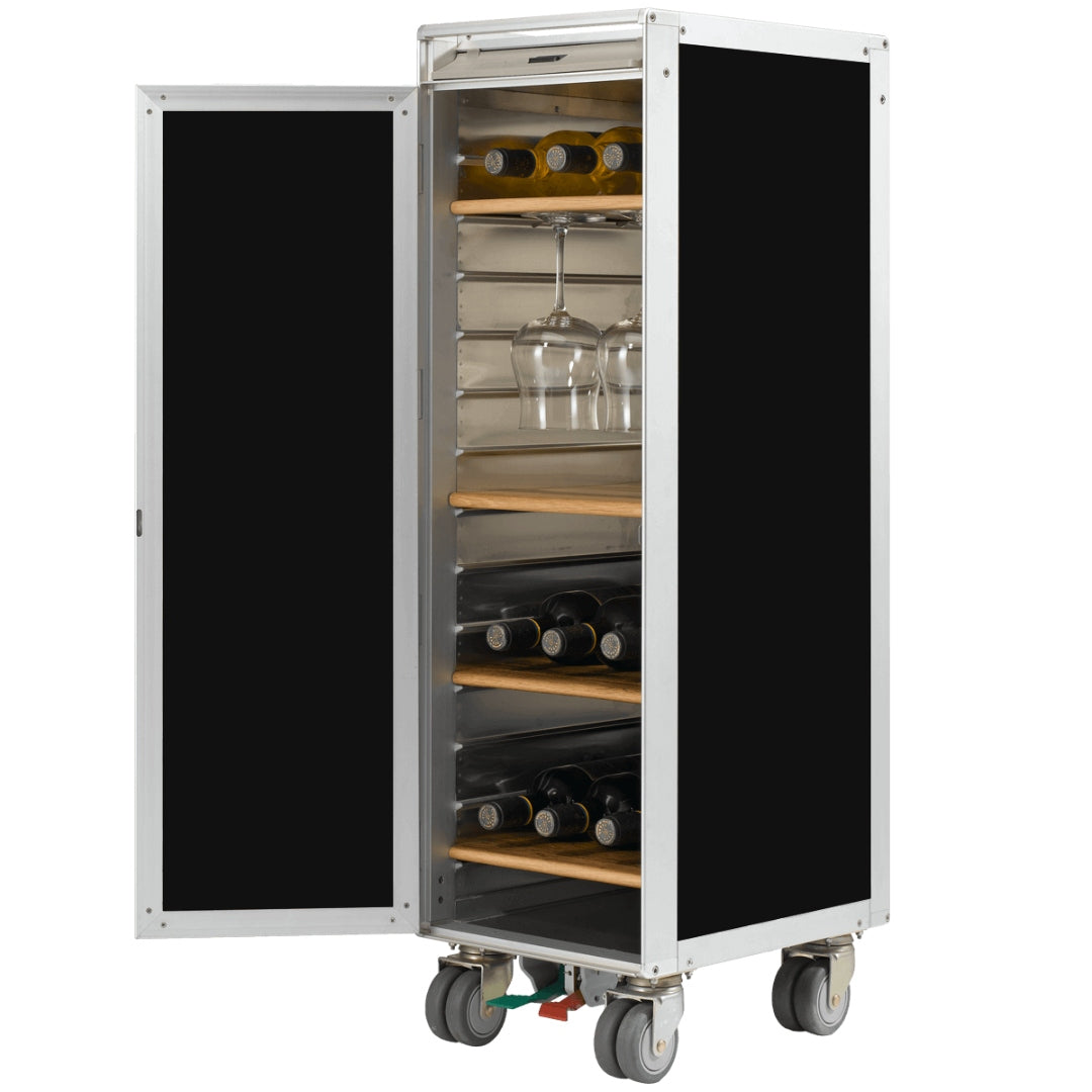 Mobiler Metall-Weinschrank mit drei Holzregalen, gefüllt mit Weinflaschen und zwei hängenden Gläsern auf Rollen