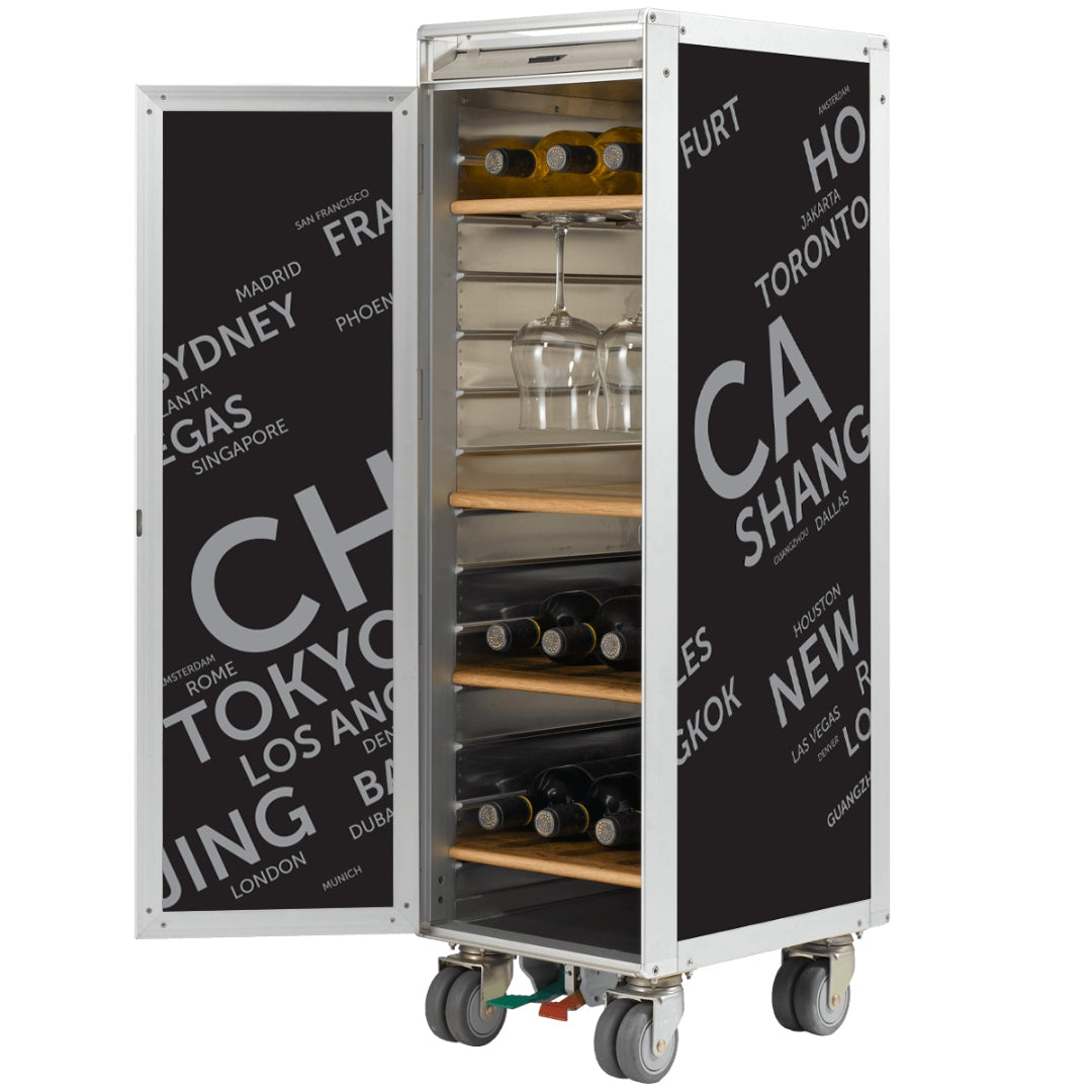 Weißer, mobiler Weinschrank mit offenen Fächern, Weinflaschen und Gläsern, urbanes Design mit Stadtnamen.