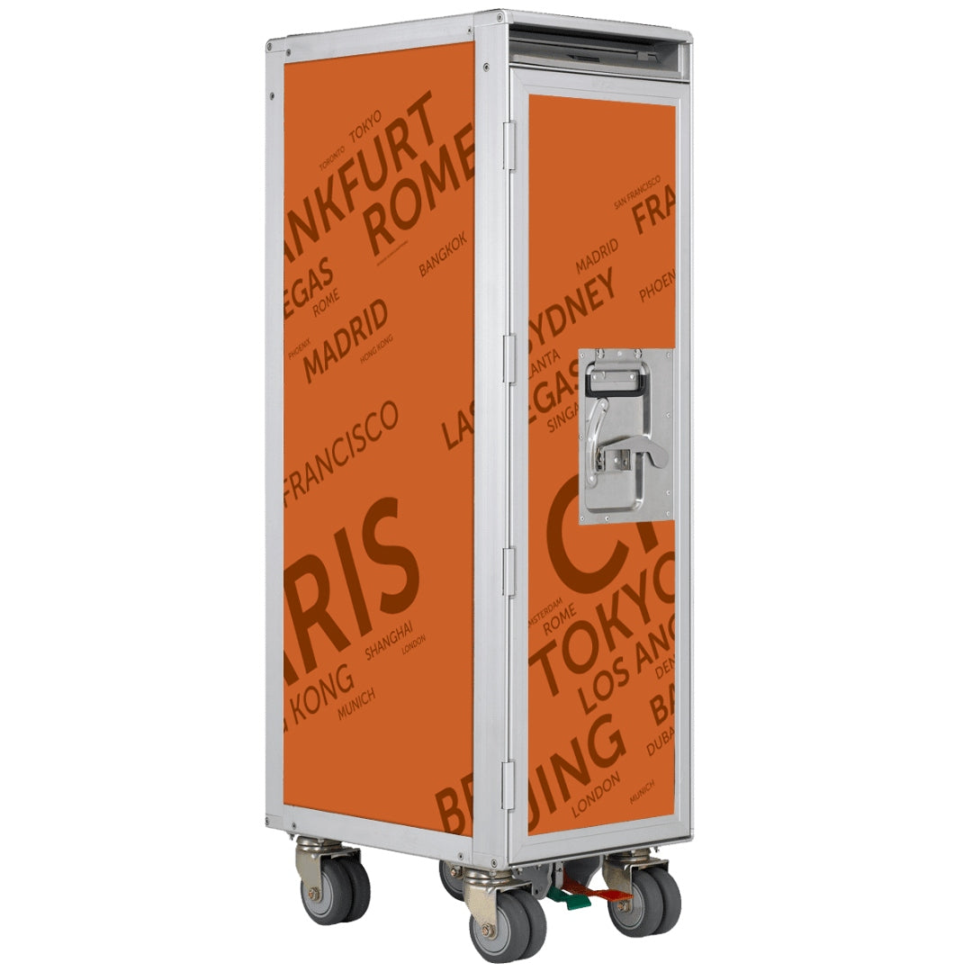 Moderner Airlineservice-Trolley mit silbernem Metallrahmen und leuchtend orangefarbenen Seitenflächen, verziert mit Städtenamen wie Tokio, Rom und Madrid.
