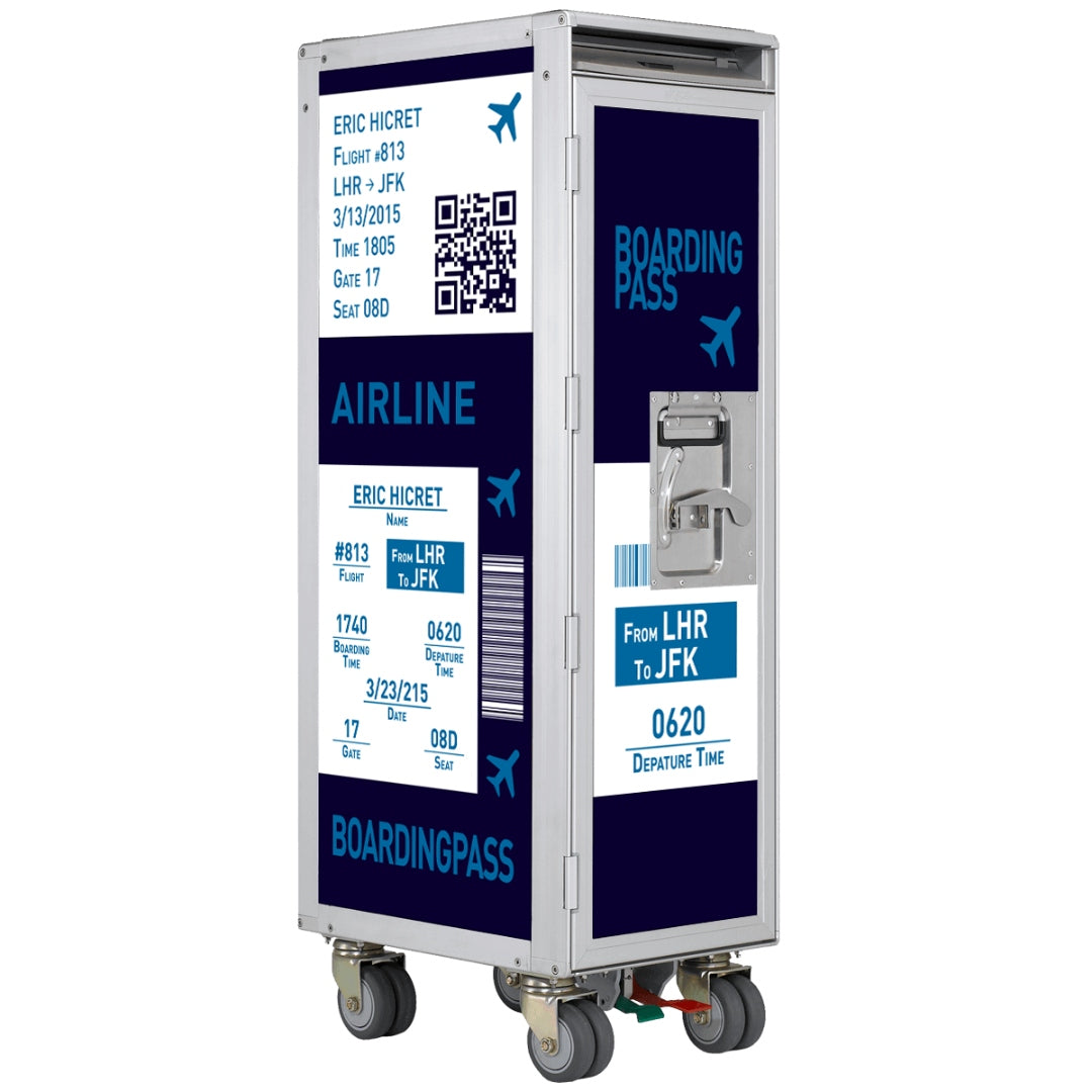 Moderner Flugzeugtrolley aus Metall mit Boardingpass-Design und Flugdetails.