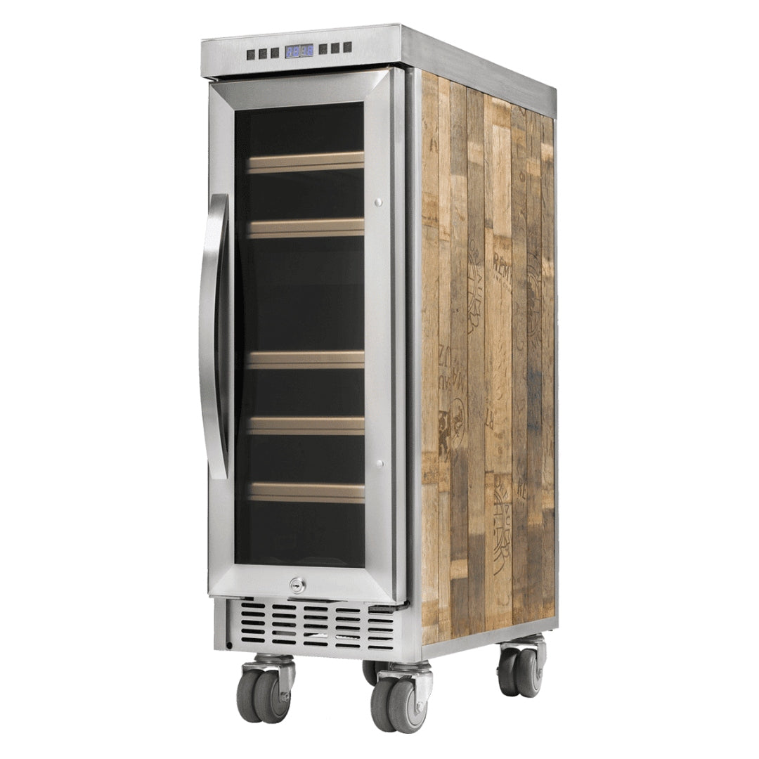 Moderner Getränkekühler mit Glastür, Edelstahlrahmen und Holzseitenteilen auf Rollen, digitale Temperaturanzeige.