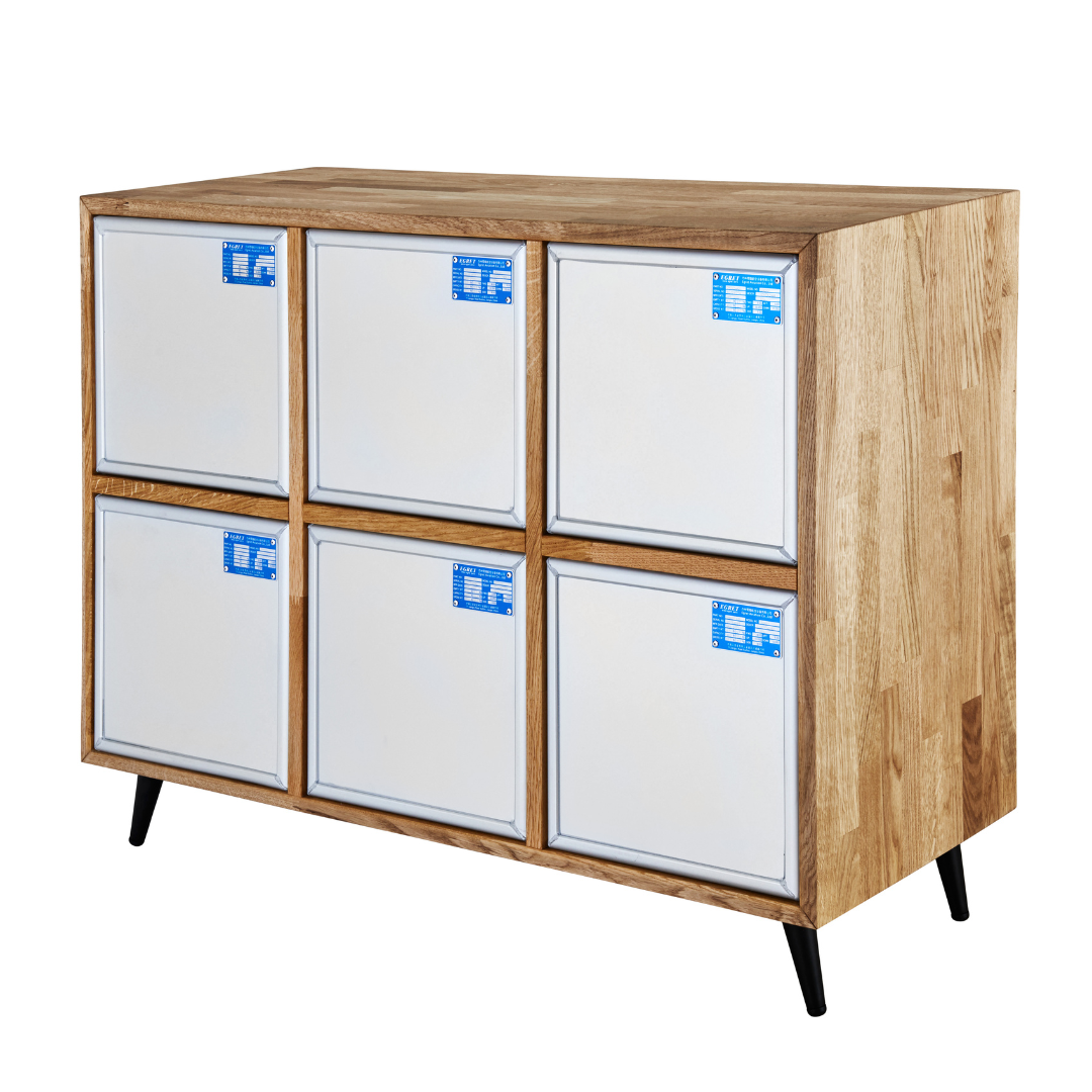 Moderner Holzschrank mit sechs weißen Metalltüren und schwarzen Beinen