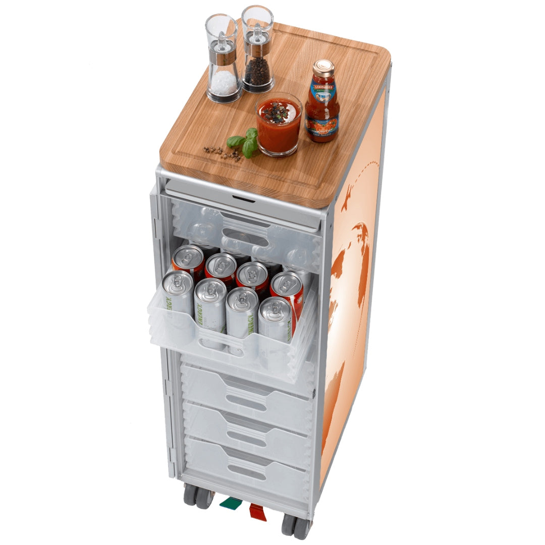 Moderner Küchentrolley mit Holzbrett, Salz- und Pfeffermühlen, roter Sauce, Lindhurst-Flasche und farbigen Pedalen.