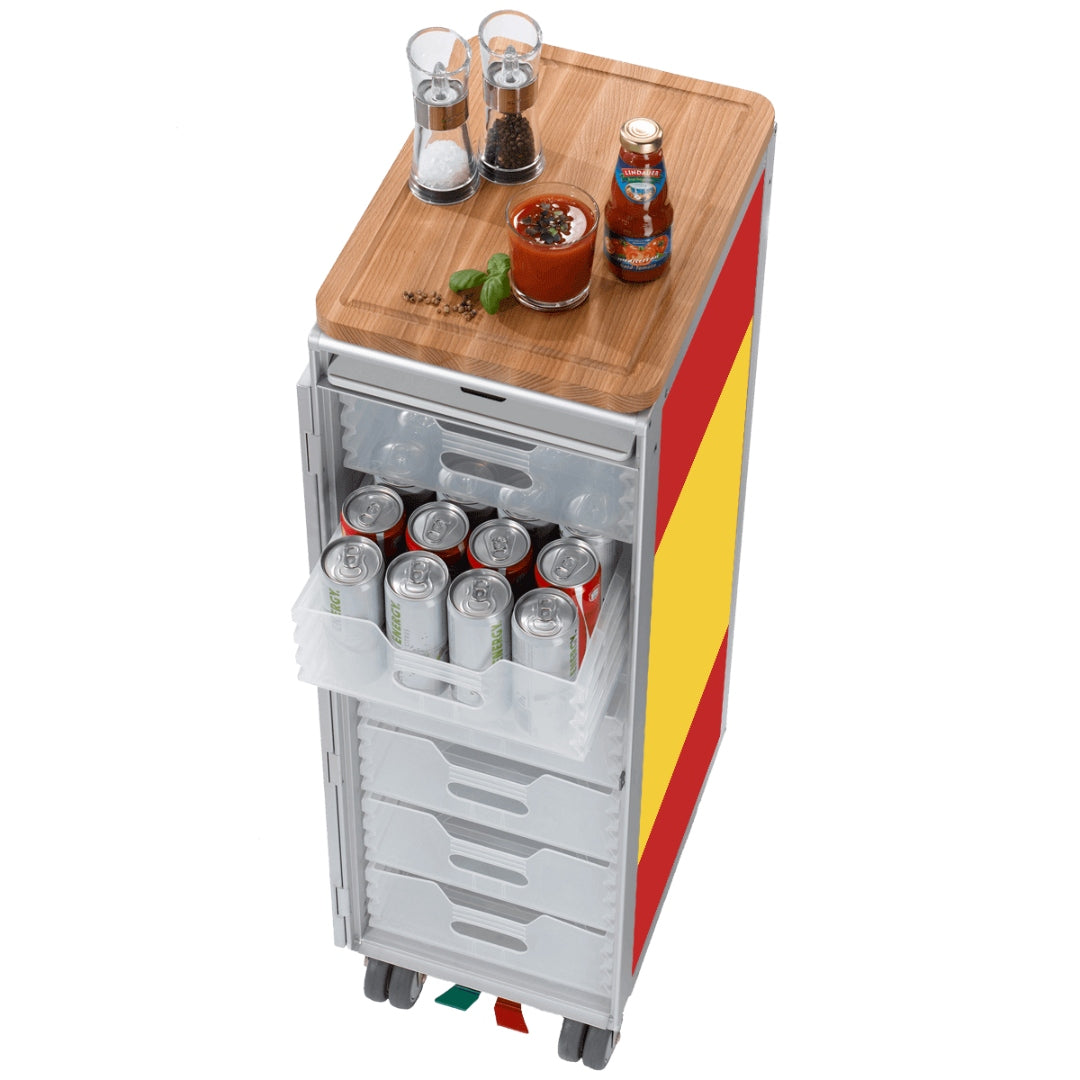 Moderner Küchentrolley aus Holz mit roten und gelben Diagonalen, transparenten Schubladen, Energy-Getränkedosen, Gewürzstreuern und LINDAVISTA-Sauce