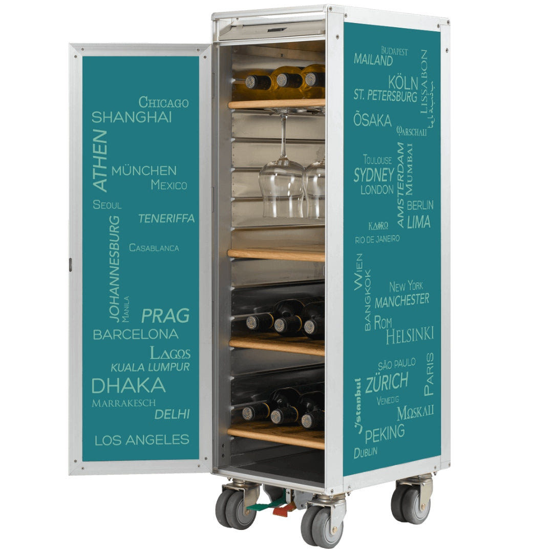 Moderner Metall-Barwagen mit geöffneter Tür, Holzregalen und türkis gestalteten Seiten mit Städtenamen.