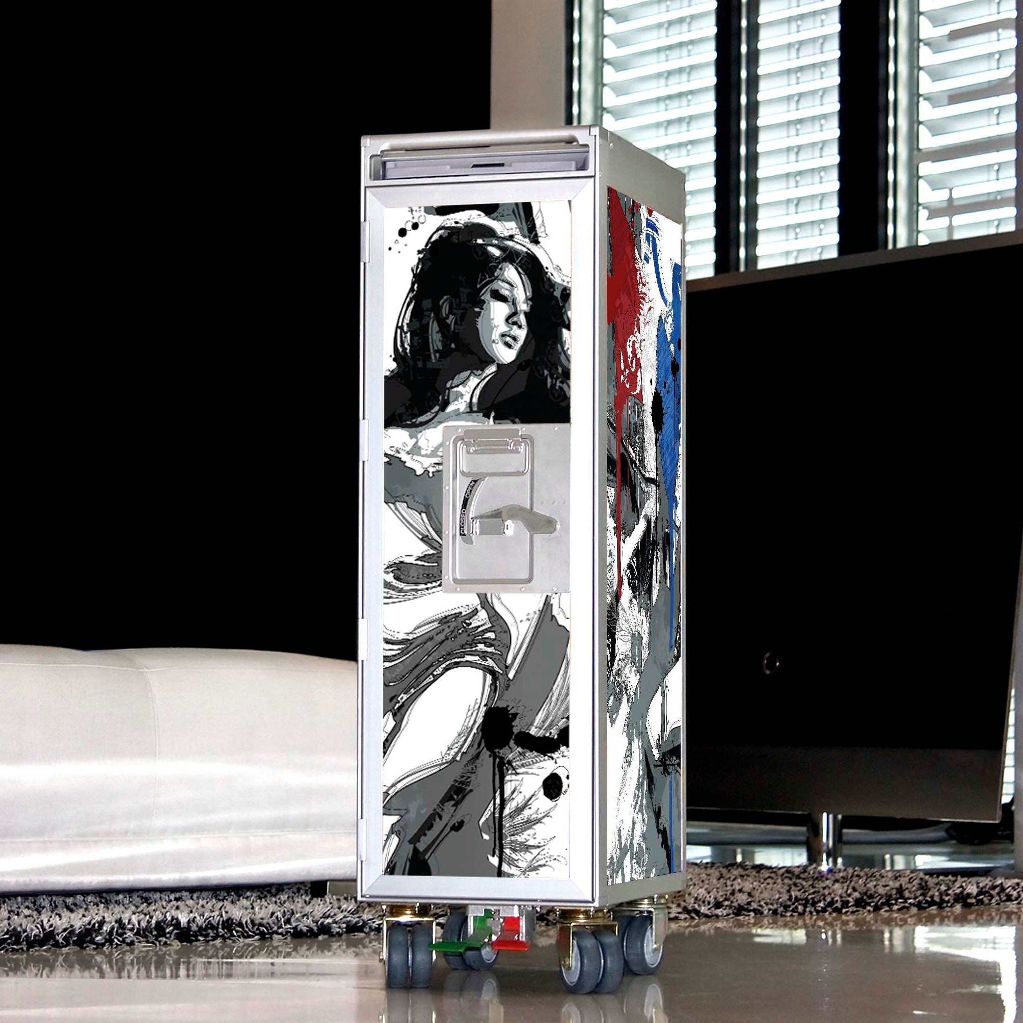 Moderner Metall-Servicewagen in stilvollem Innenraum mit weißem Ledersofa und großen Fenstern.