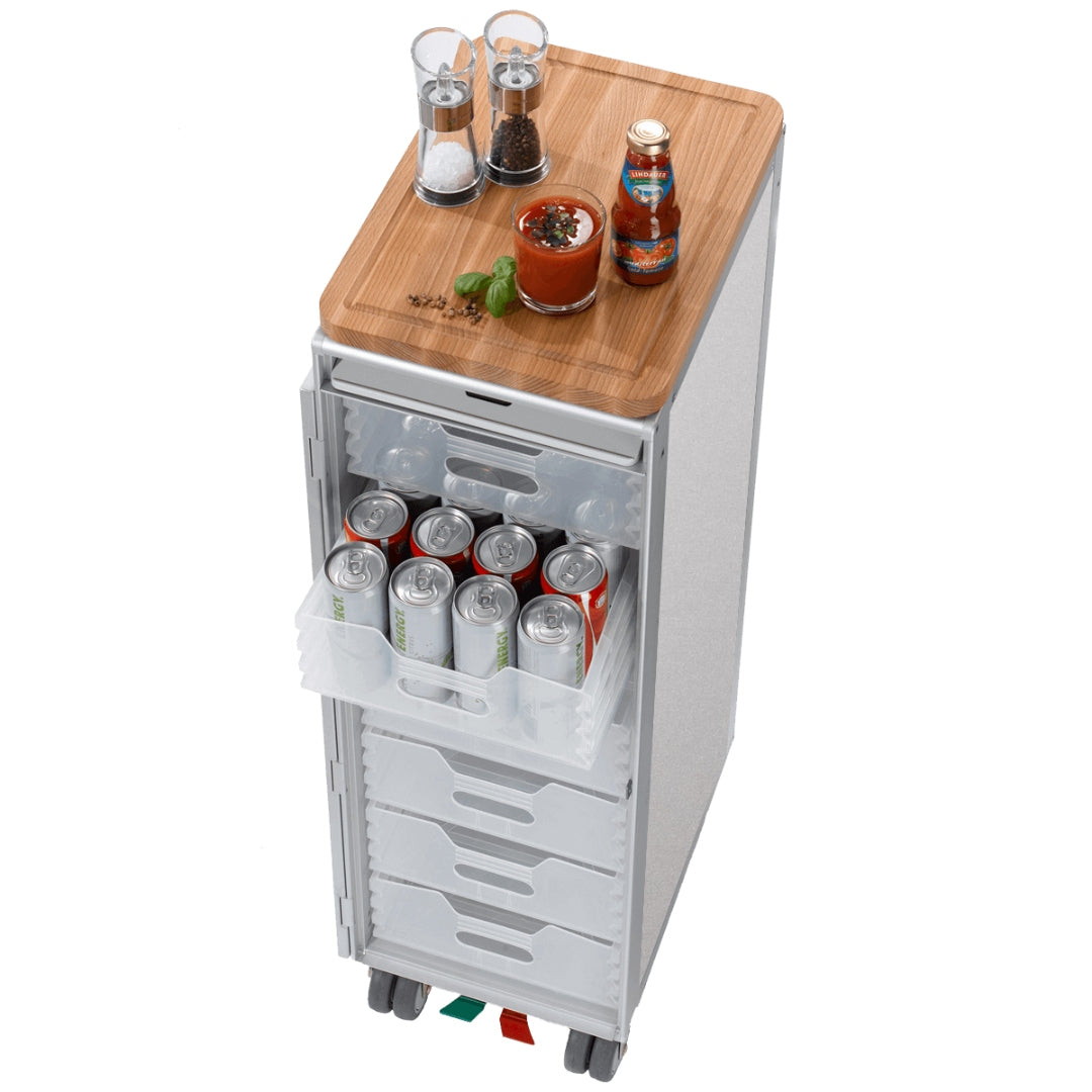 Moderner Mini-Kühlschrank mit transparenten Schubladen auf Rollen, Holzbrett mit LINDAVITA Sauce und Gewürzmühlen oben drauf.